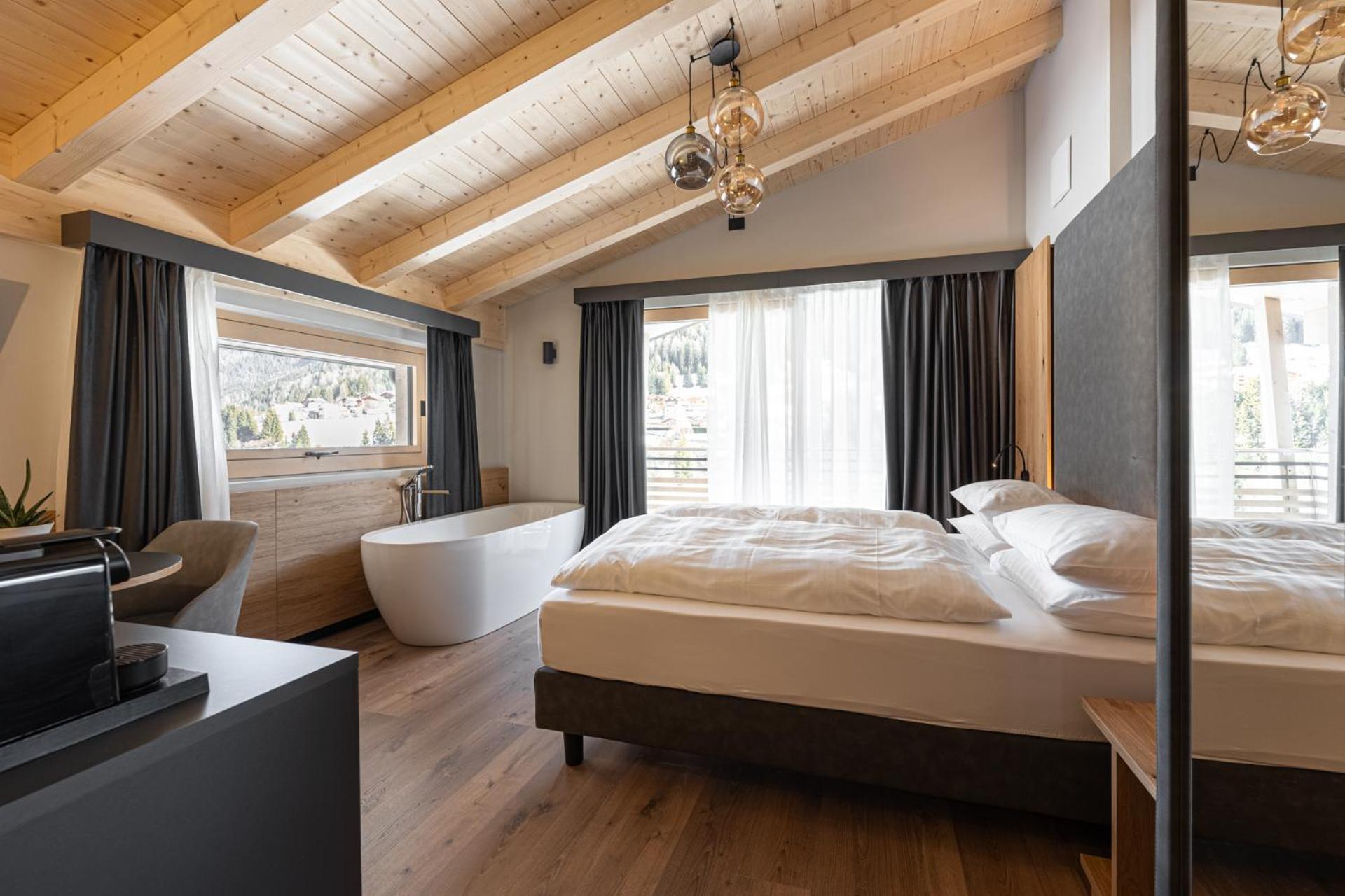 Junior Suite with Balcony - Photo 3