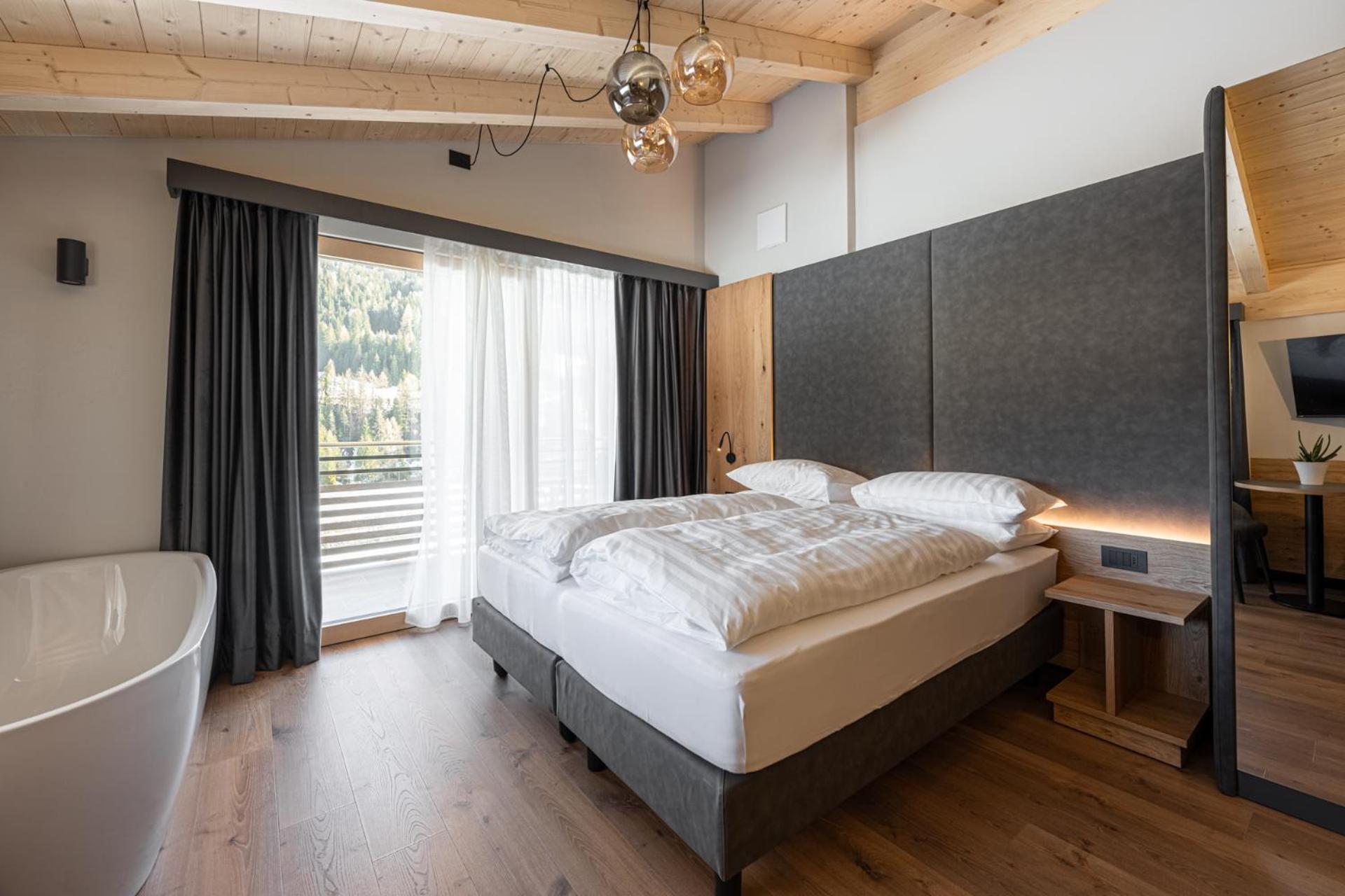 Junior Suite with Balcony - Photo 4