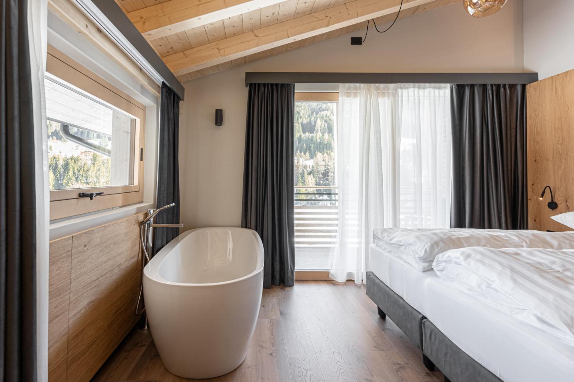 Junior Suite with Balcony - Photo 11