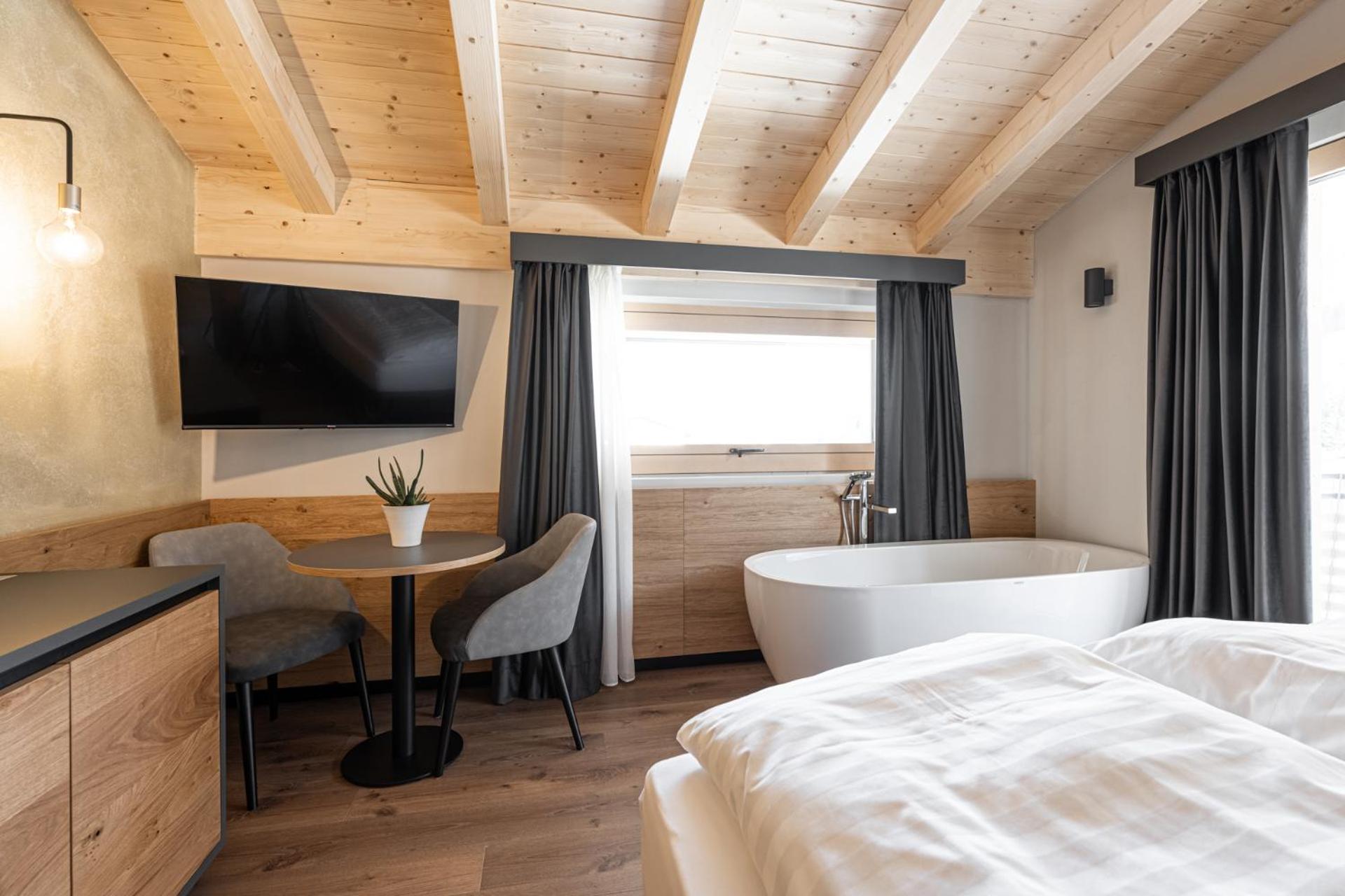 Junior Suite with Balcony - Photo 6