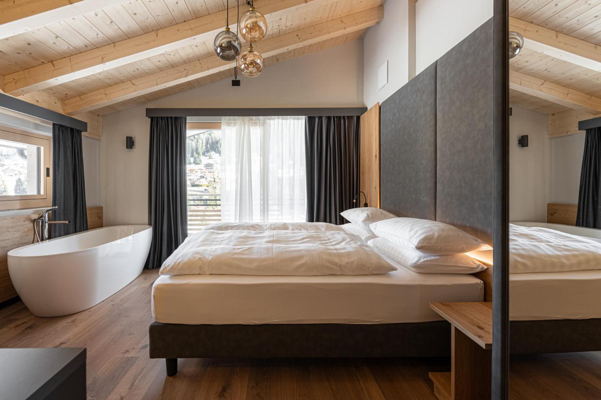 Junior Suite with Balcony - Photo 9