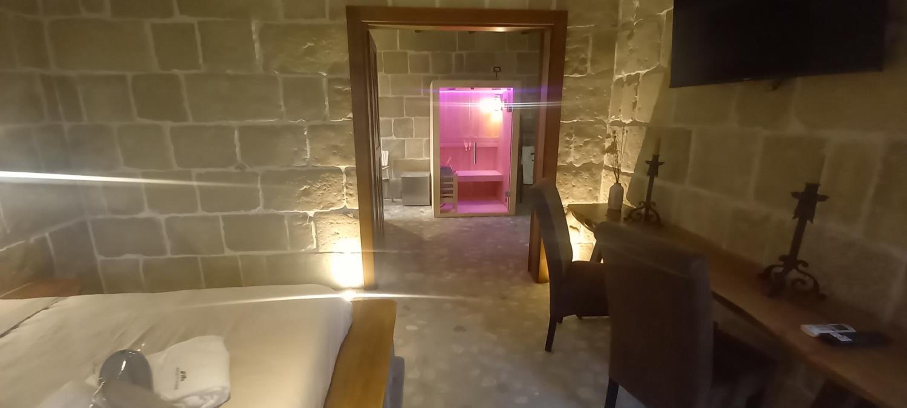 Suite with Hot Tub - Photo 1