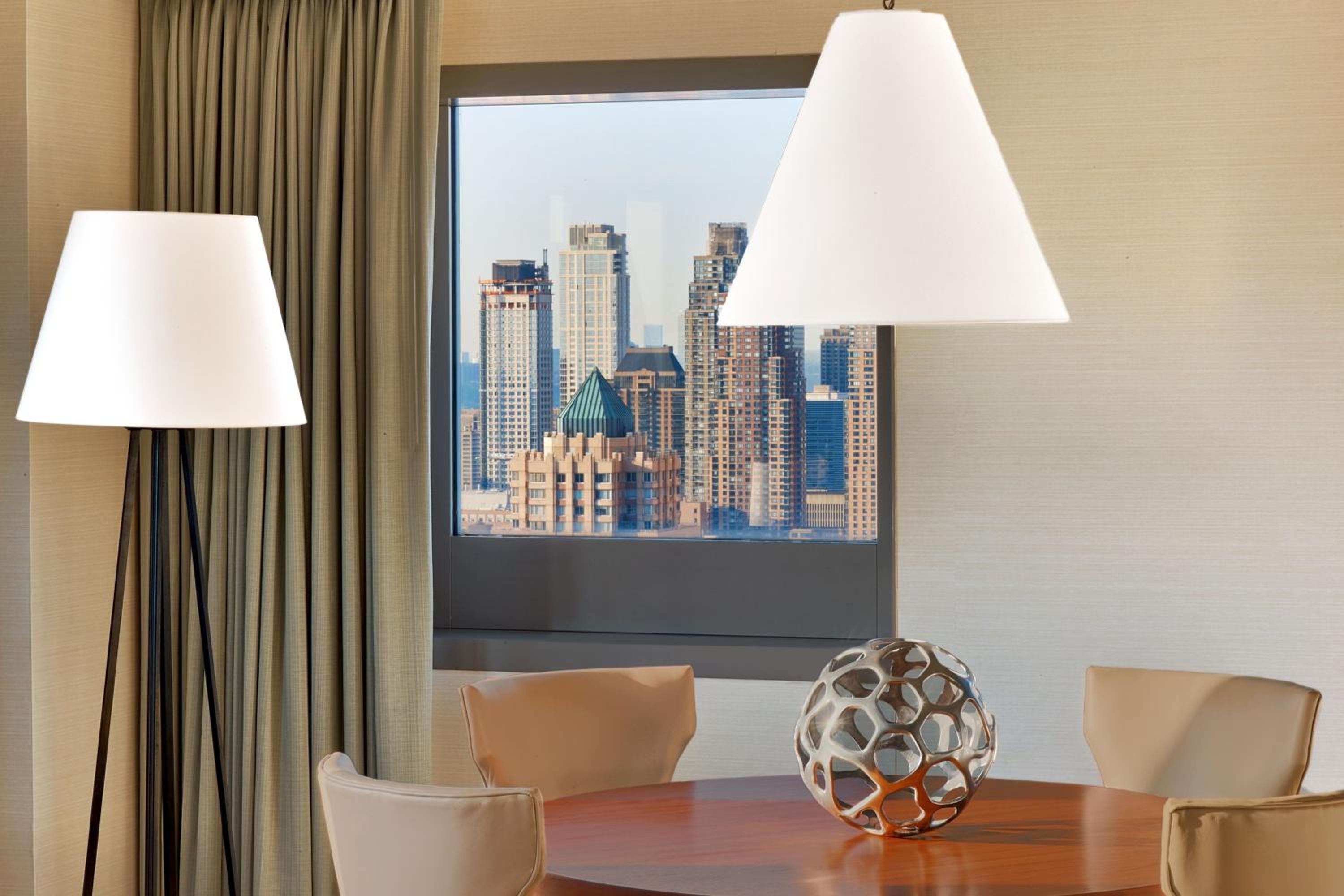 One-Bedroom Suite, 1 King, Sofa bed, Skyline view photo 3