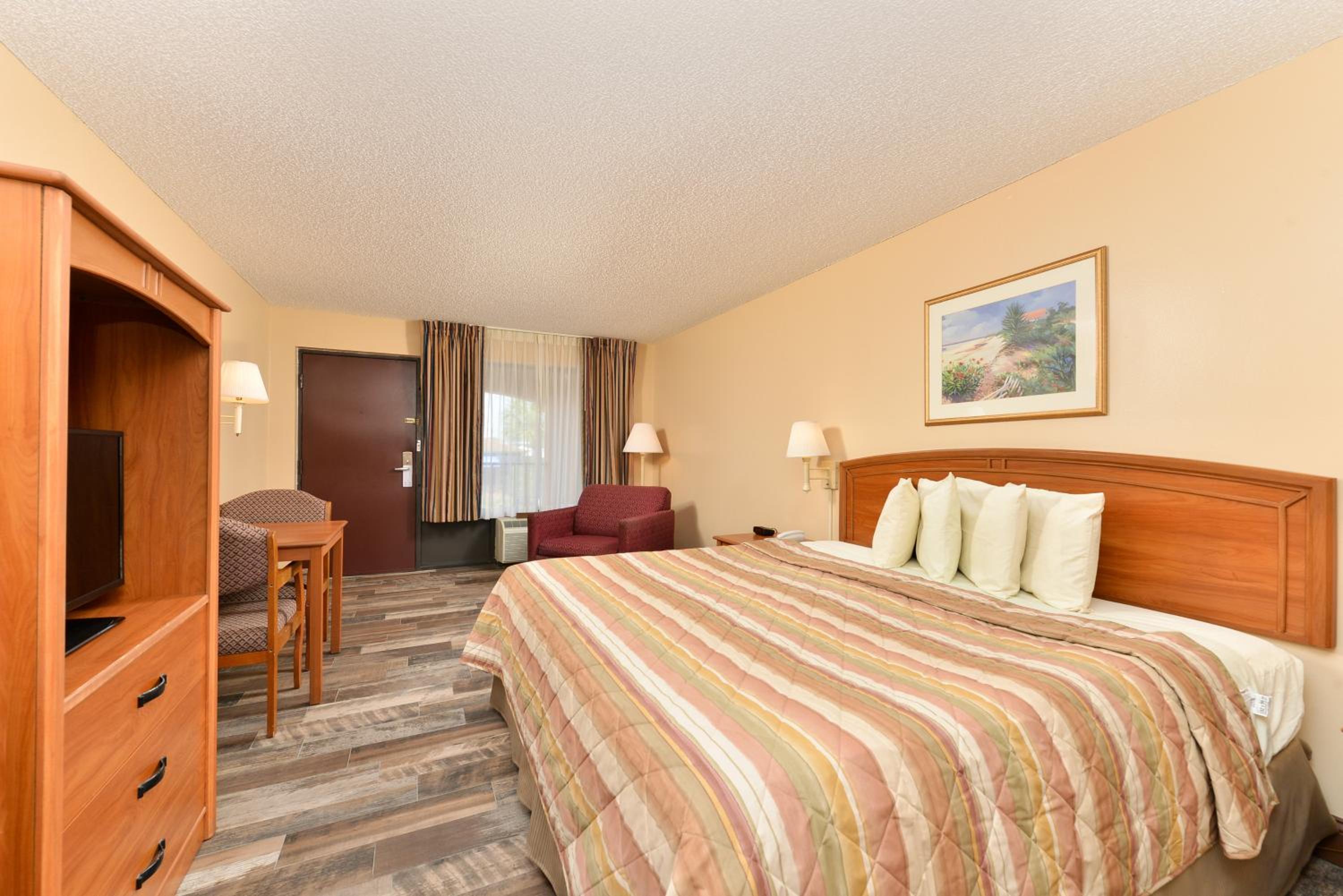 Deluxe King Room - Photo 1