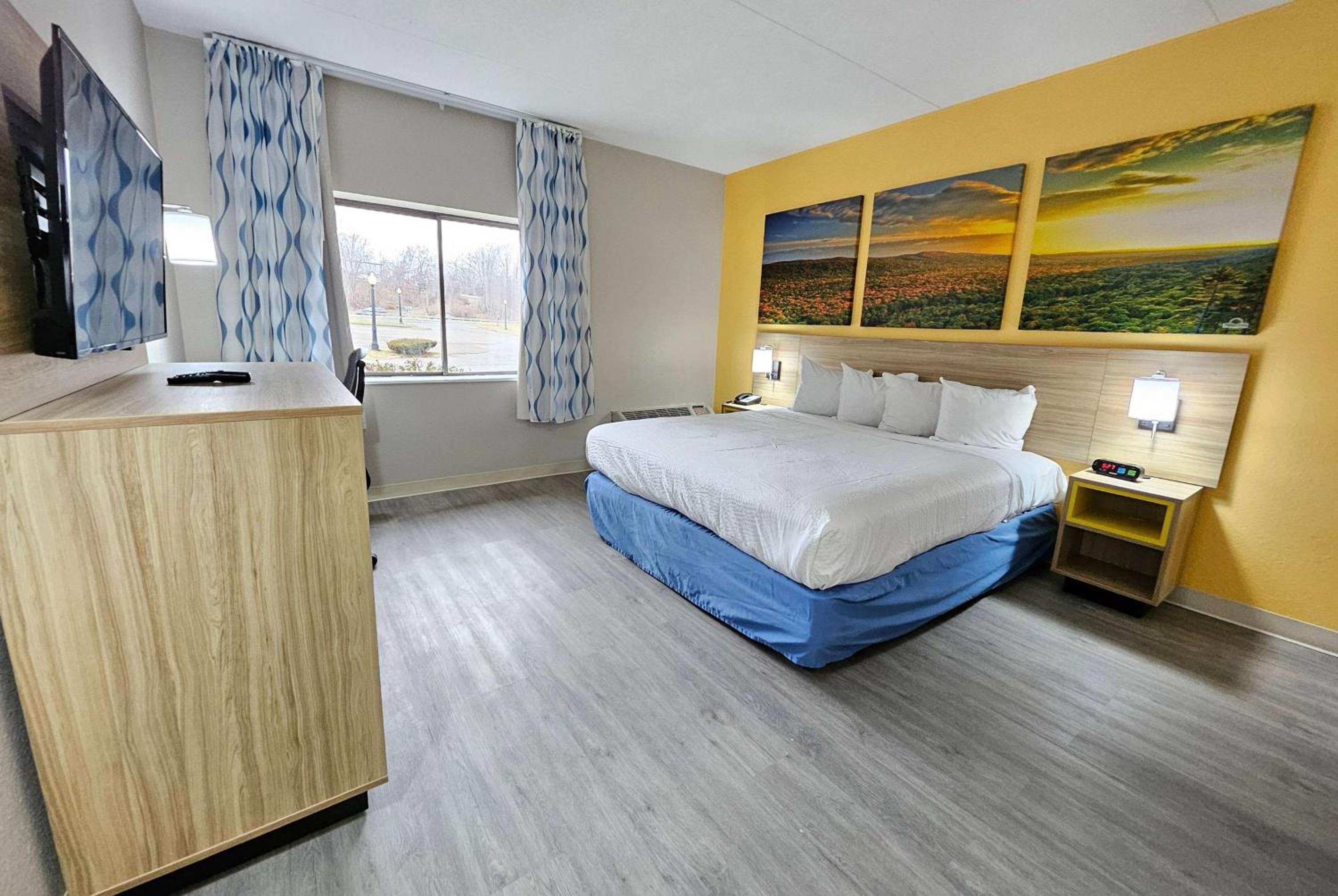 King Room - Non-Smoking - Photo 1