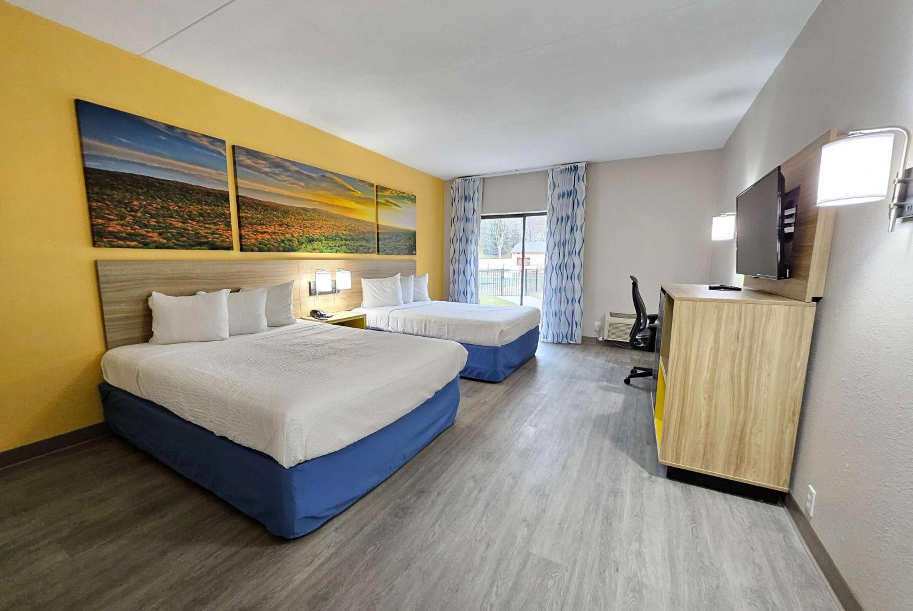 Queen Room with Two Queen Beds - Non-Smoking - Photo 1