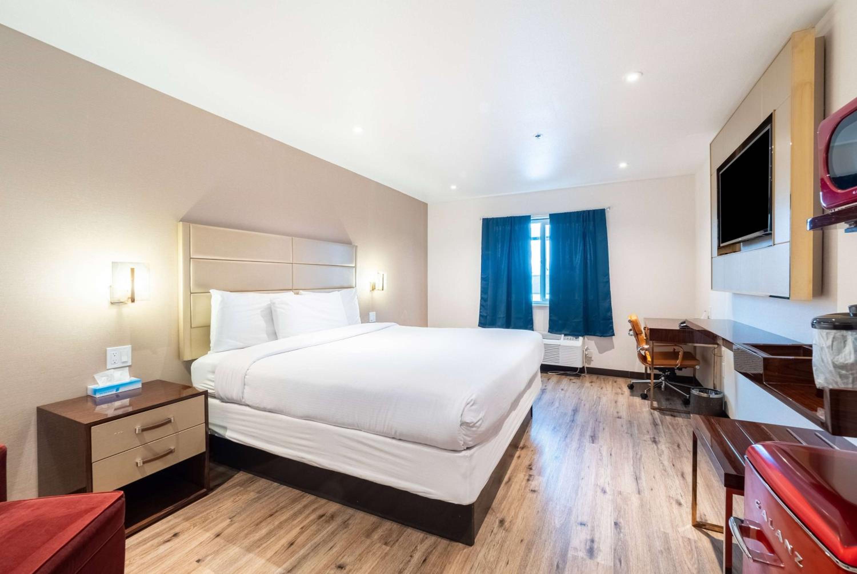 Queen Room with Mobility/Hearing Access - Non-Smoking