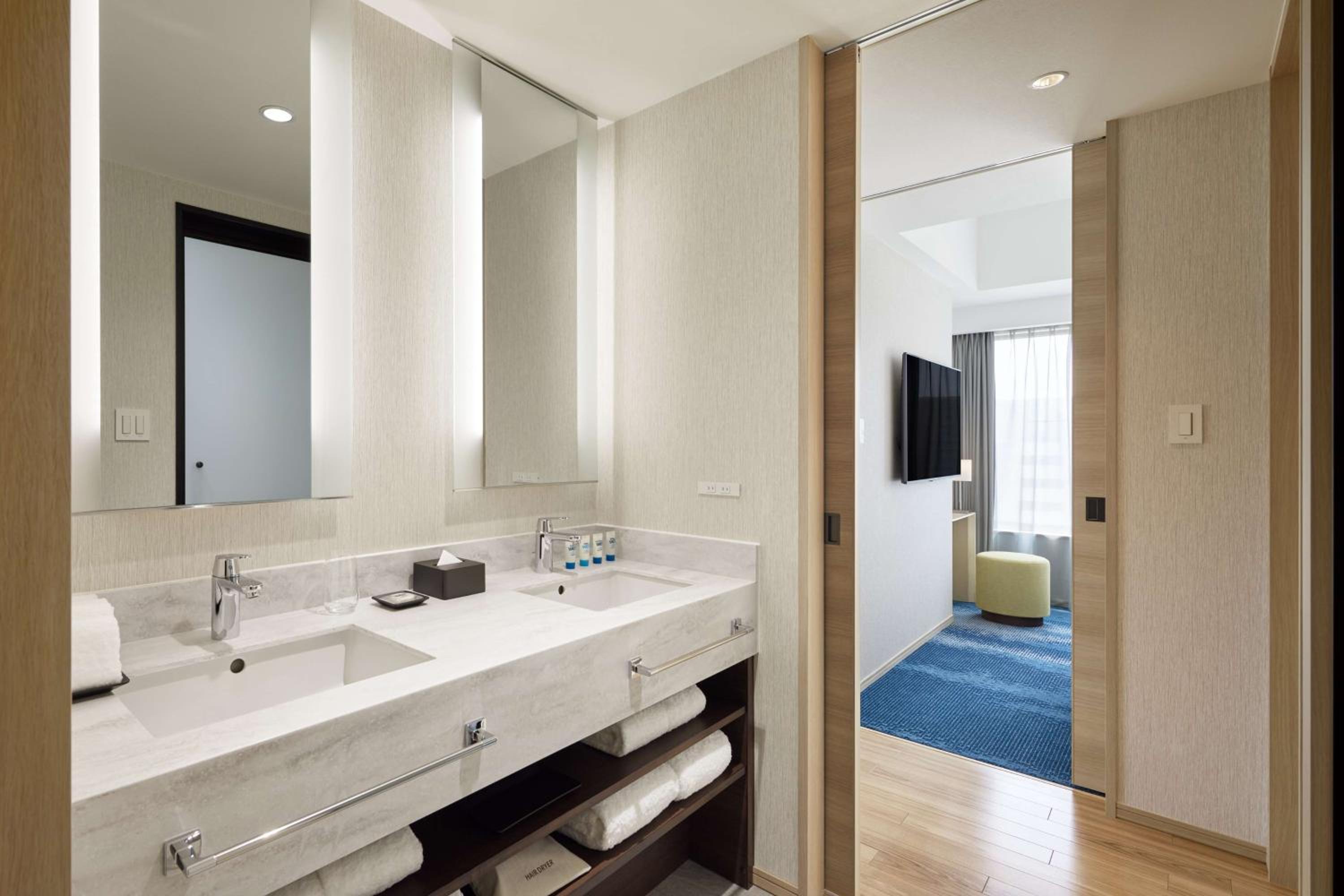 Two-Bedroom King Suite with Two Twin Beds and Sofa Bed - Kitchen - Photo 3