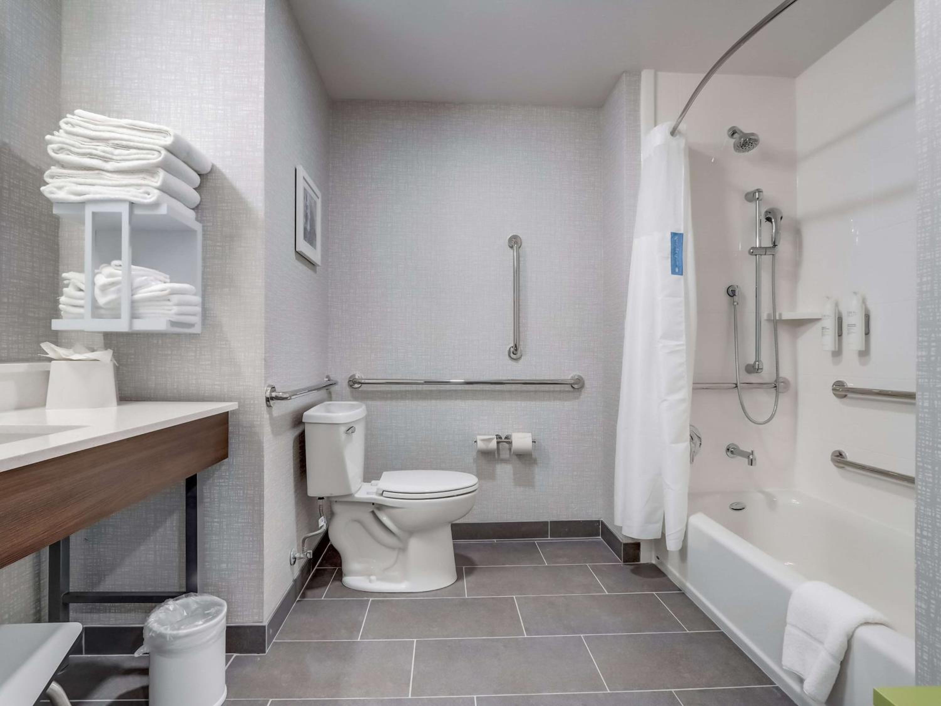 King Room with Bath Tub - Mobility Access - Photo 8