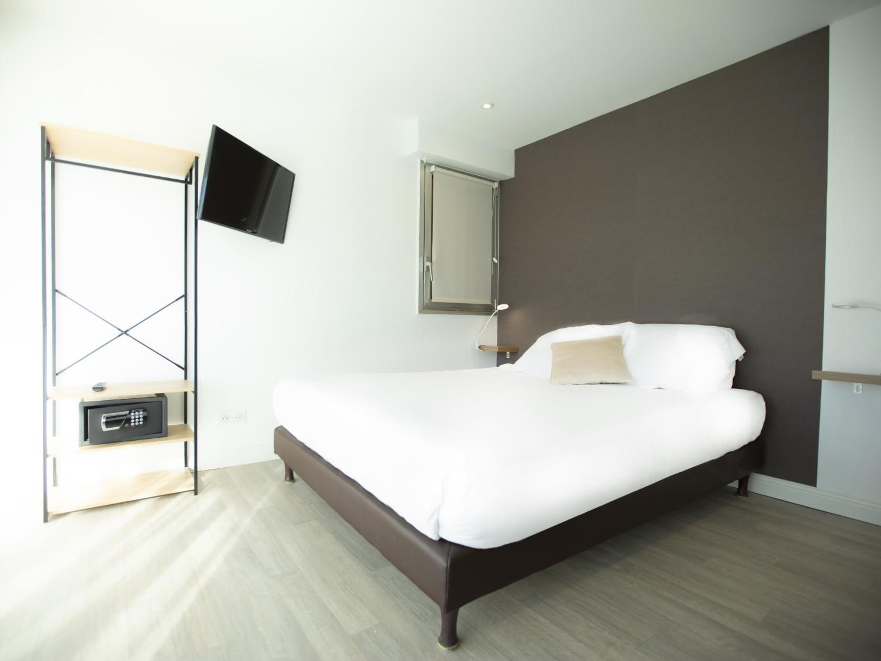 Comfort Double Room  with Racecourse View - Photo 1