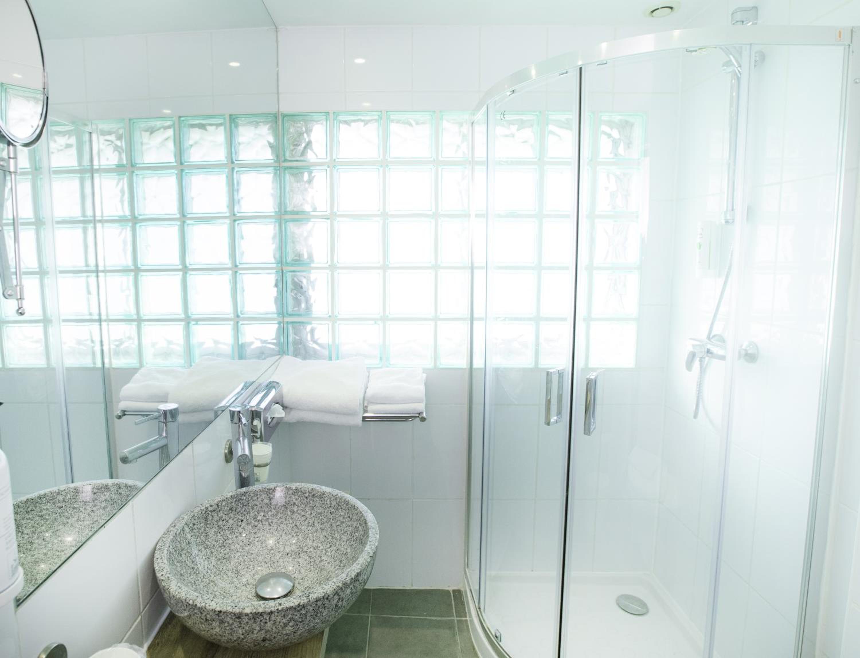Comfort Double Room  with Racecourse View - Photo 4