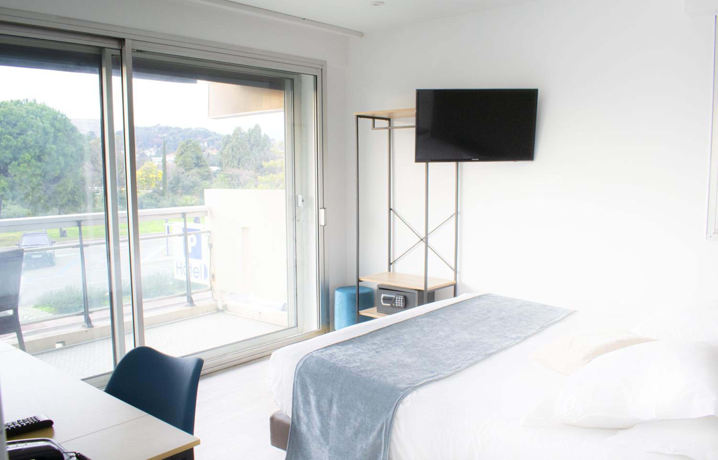 Comfort Double Room  with Racecourse View - Photo 3