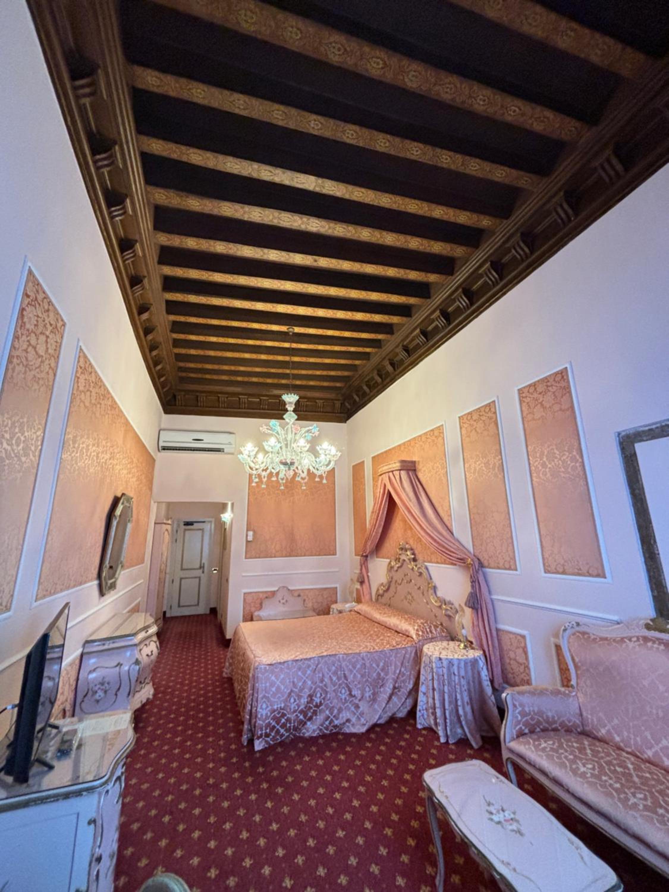 Junior Suite with Balcony and Grand Canal View - no smoking