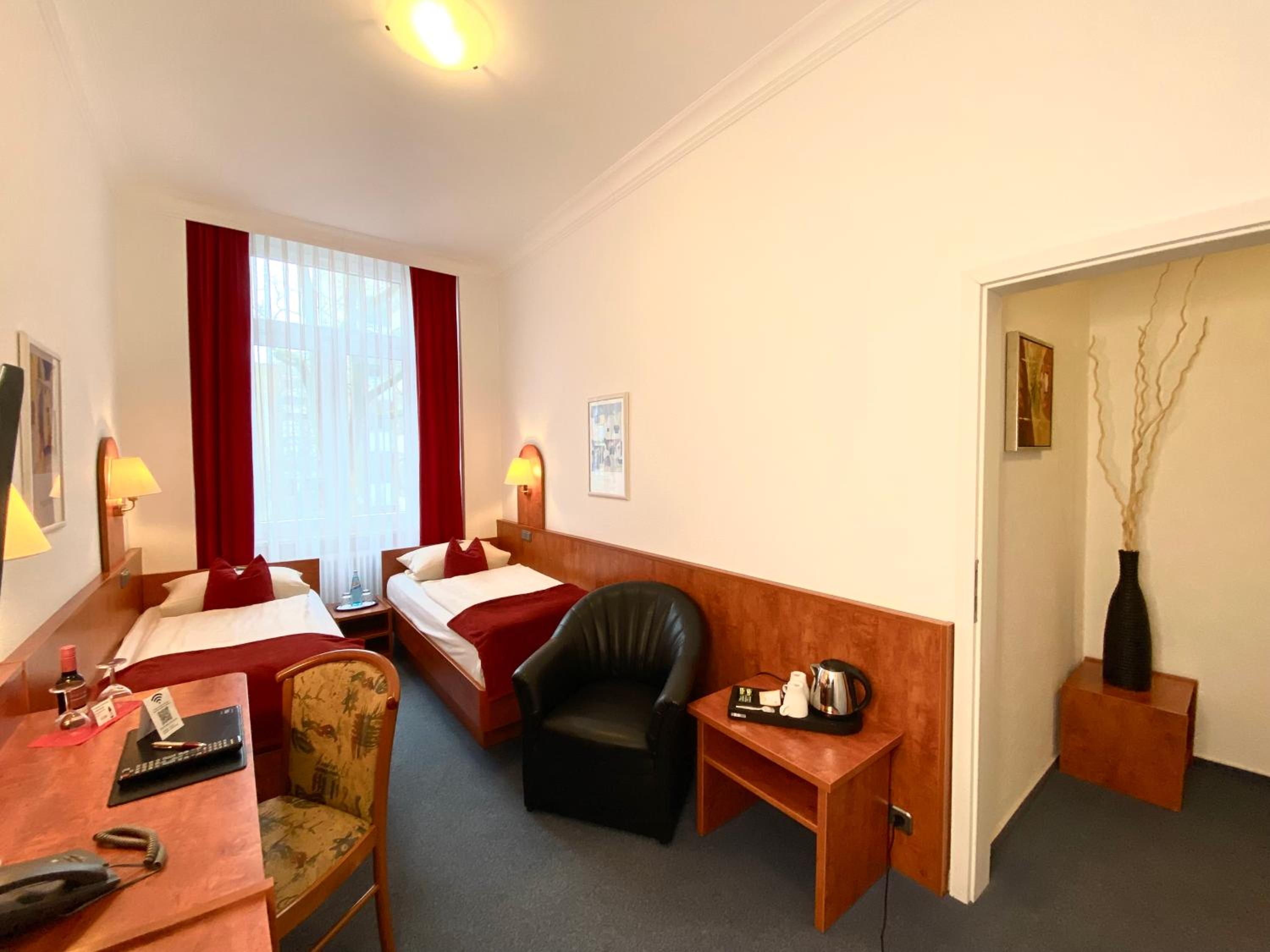 Economy Twin Room - Photo 1