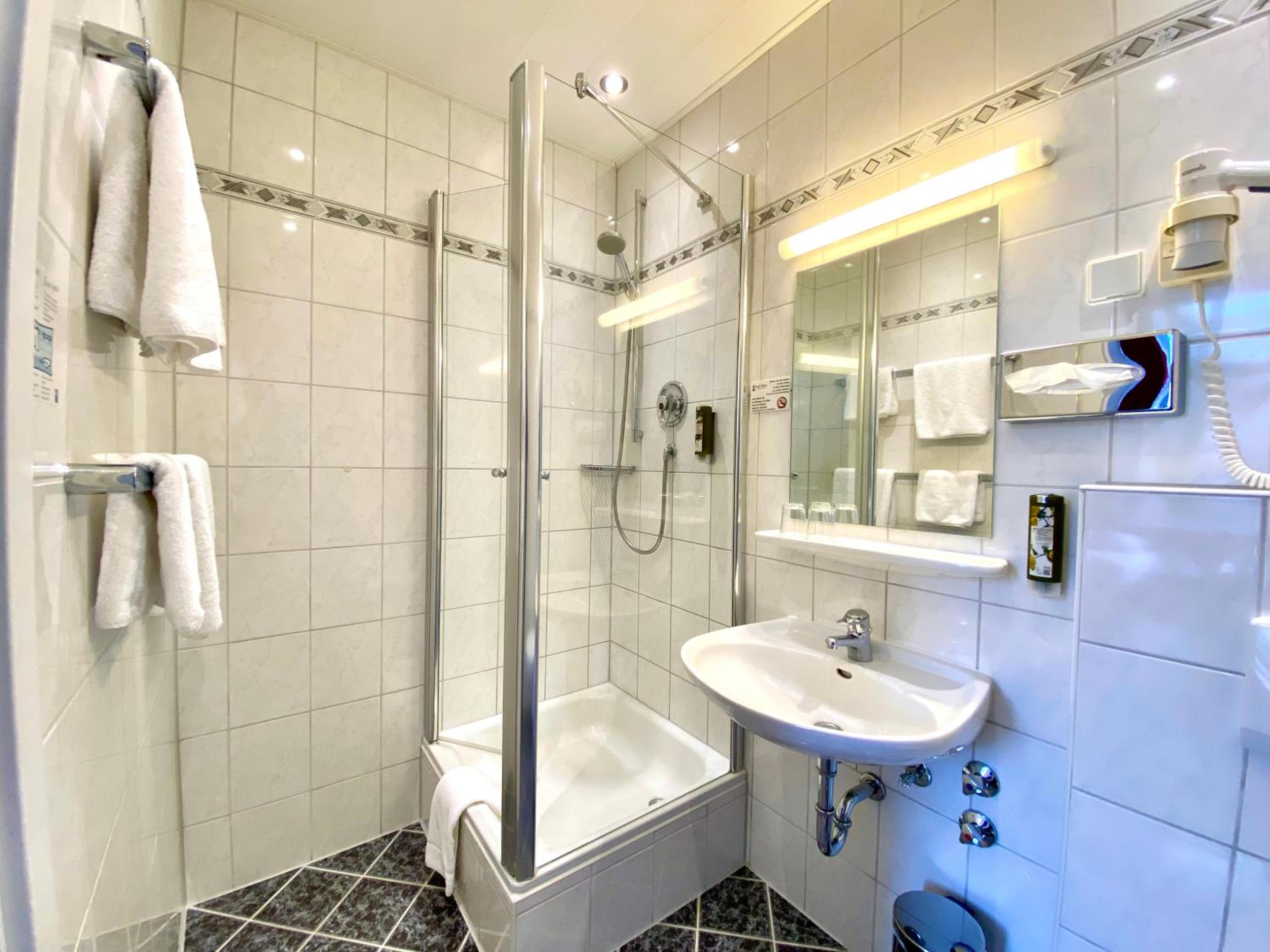 Economy Twin Room - Photo 2