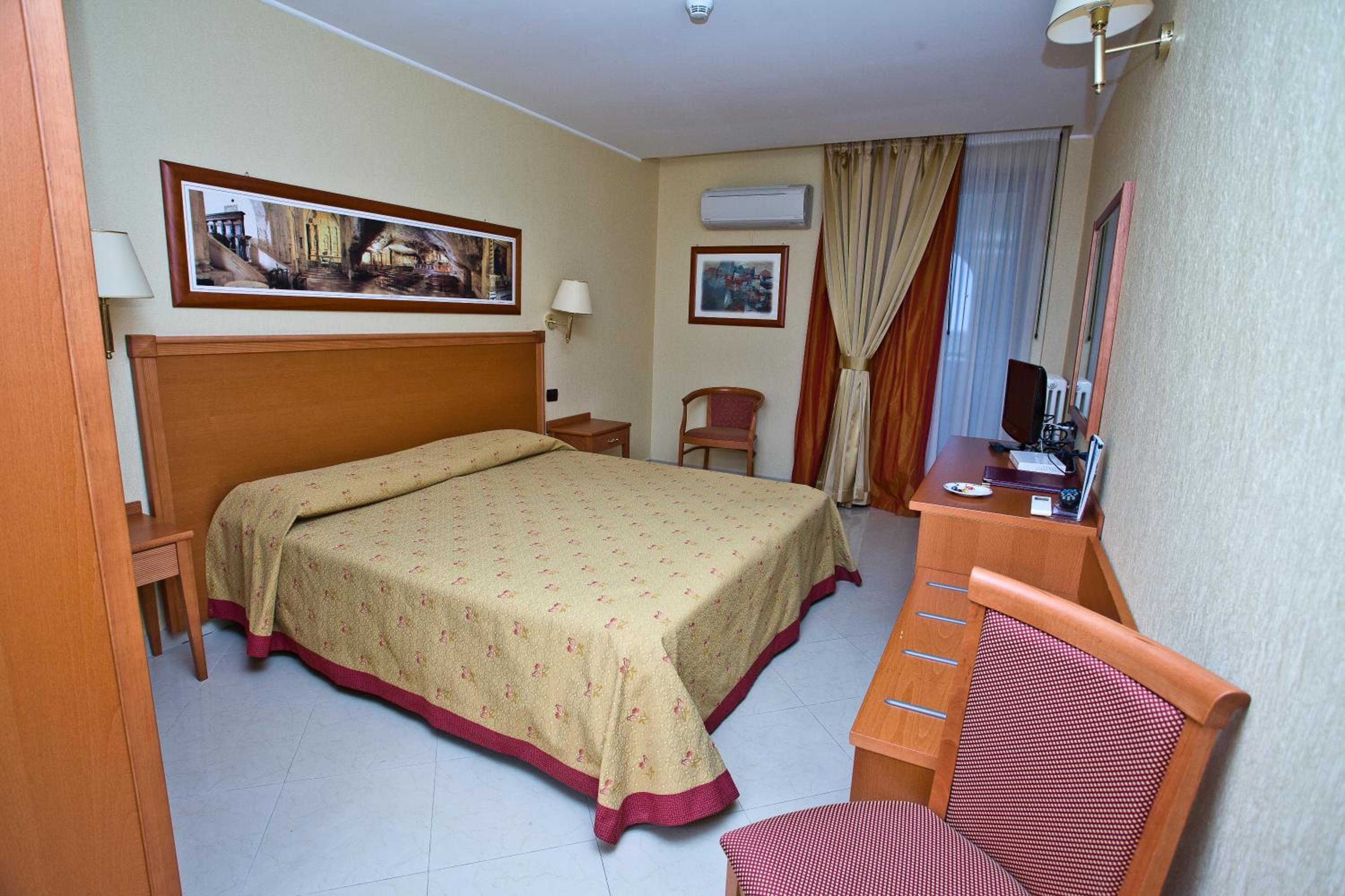Double or Twin Room - Photo 9
