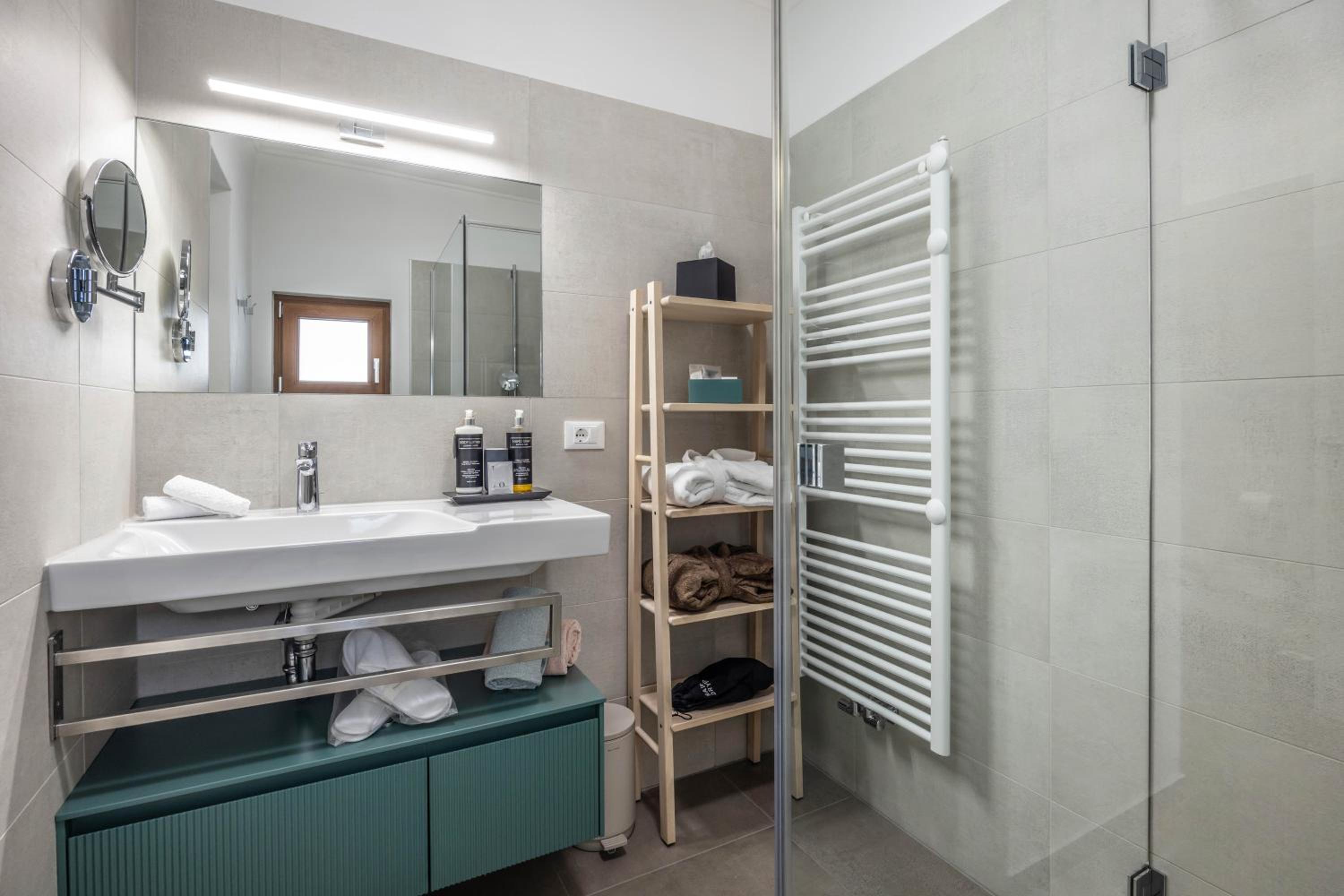 Suite with Hot Tub - Photo 6