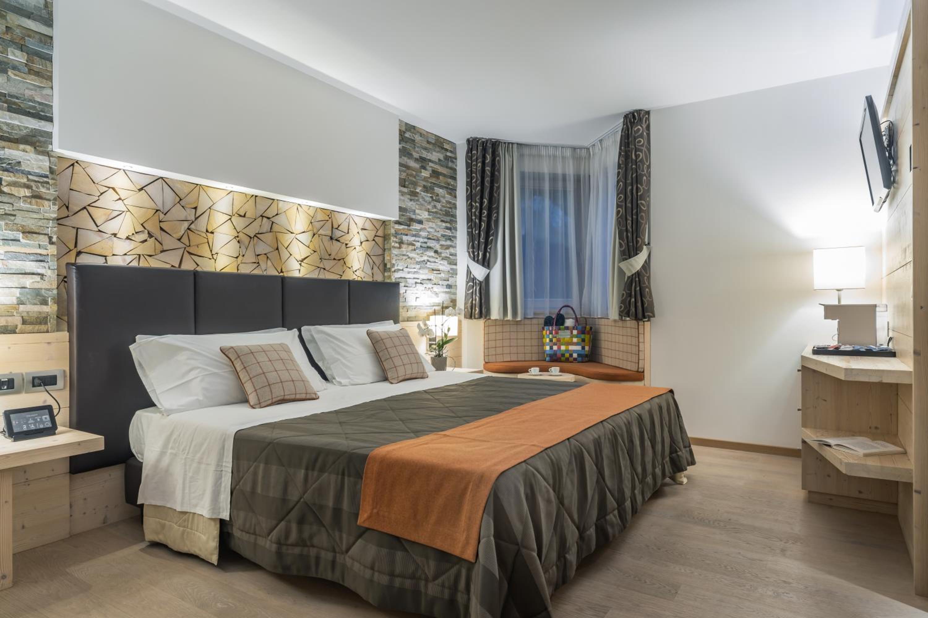 Suite with Balcony and Lake View