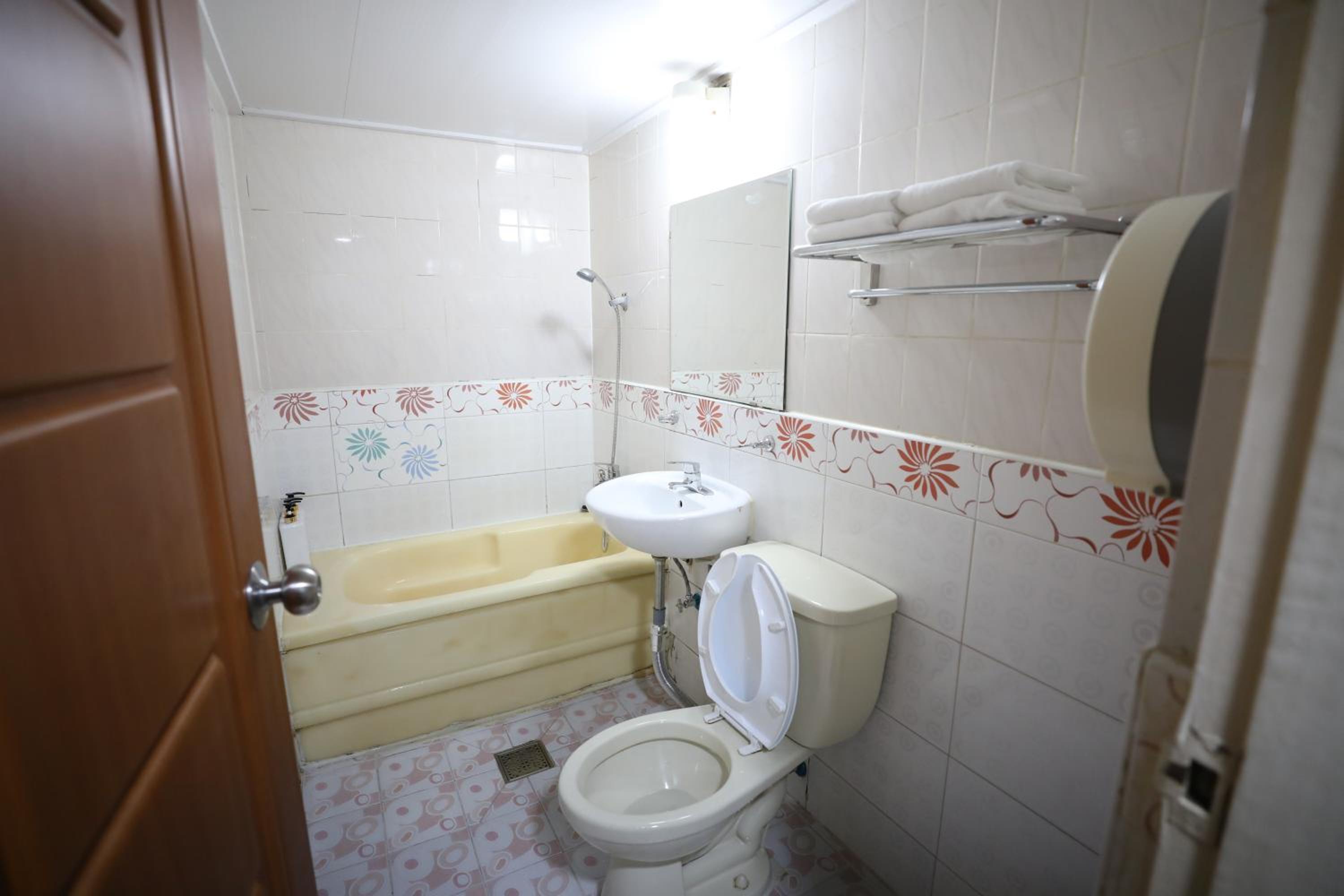 Twin Room With Private Bathroom - Photo 15