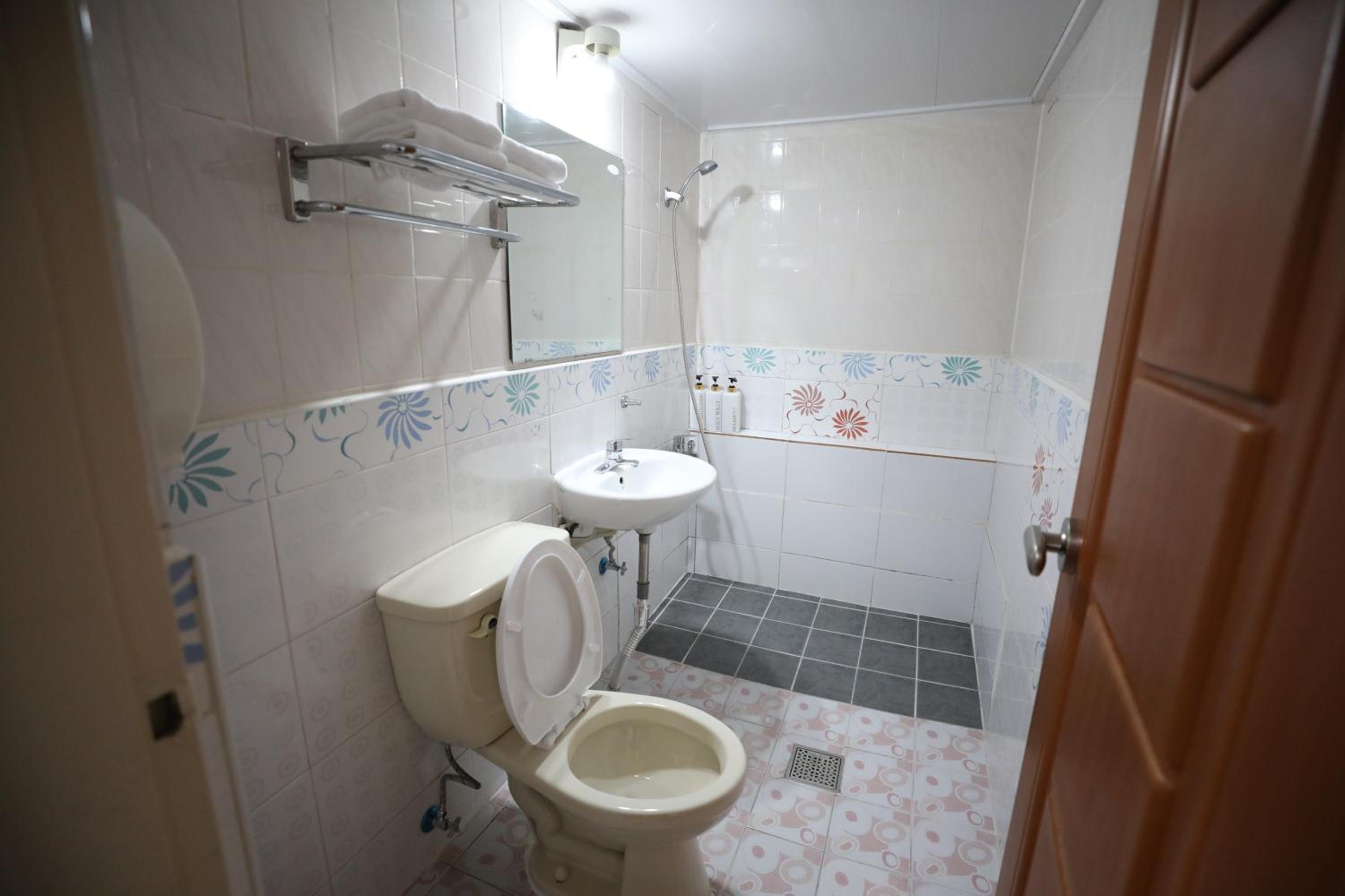Twin Room With Private Bathroom - Photo 14