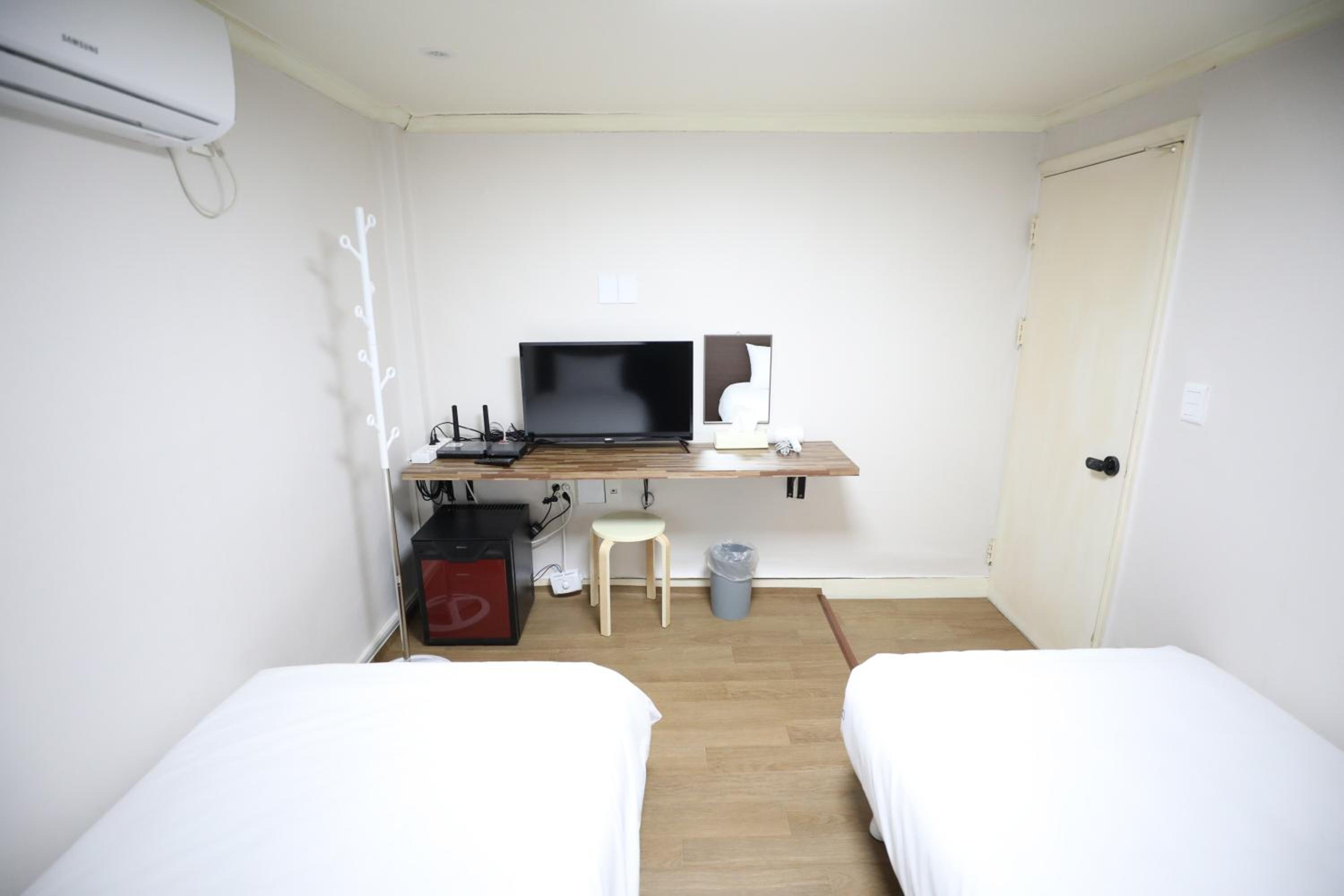 Twin Room With Private Bathroom - Photo 3