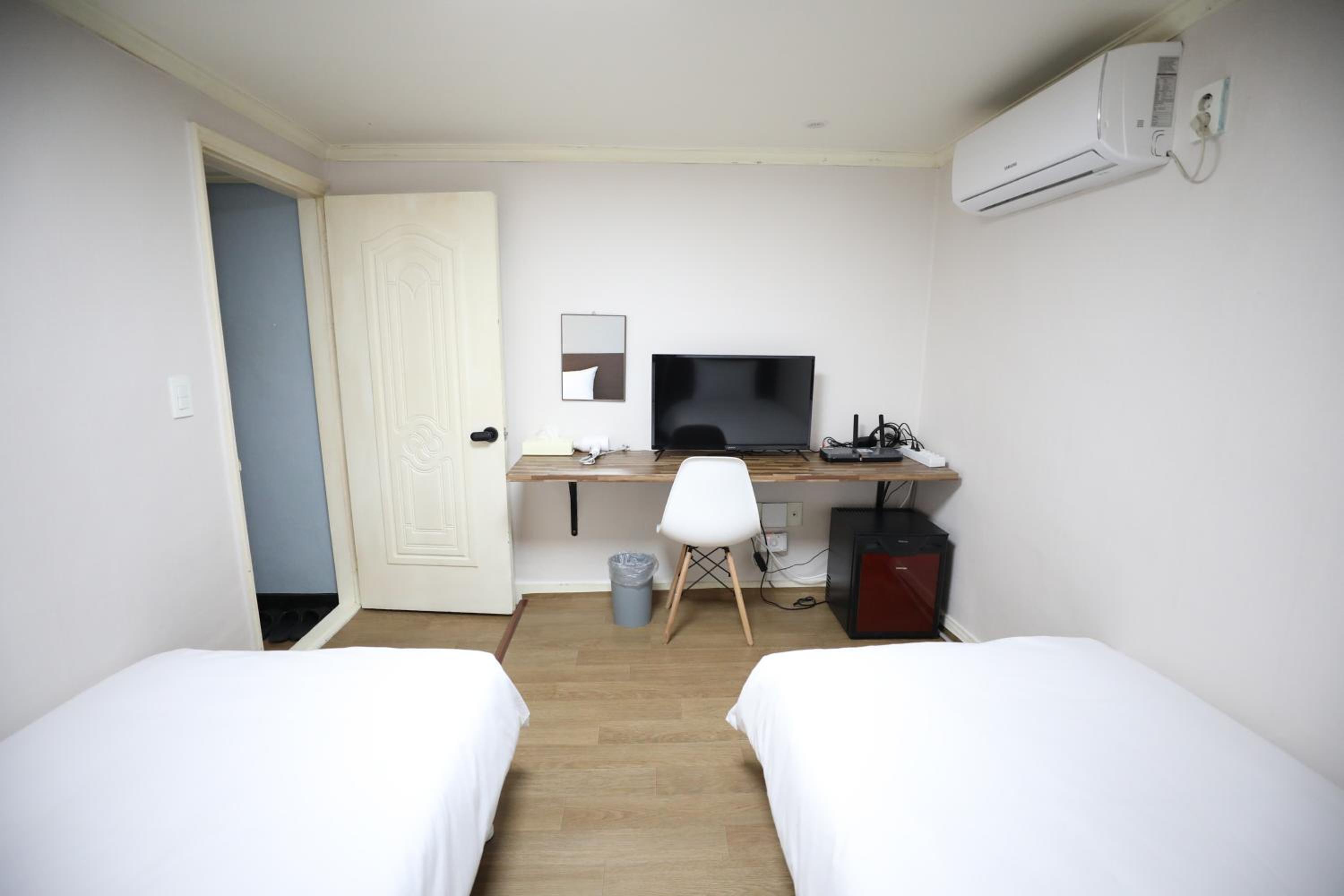 Twin Room With Private Bathroom - Photo 4