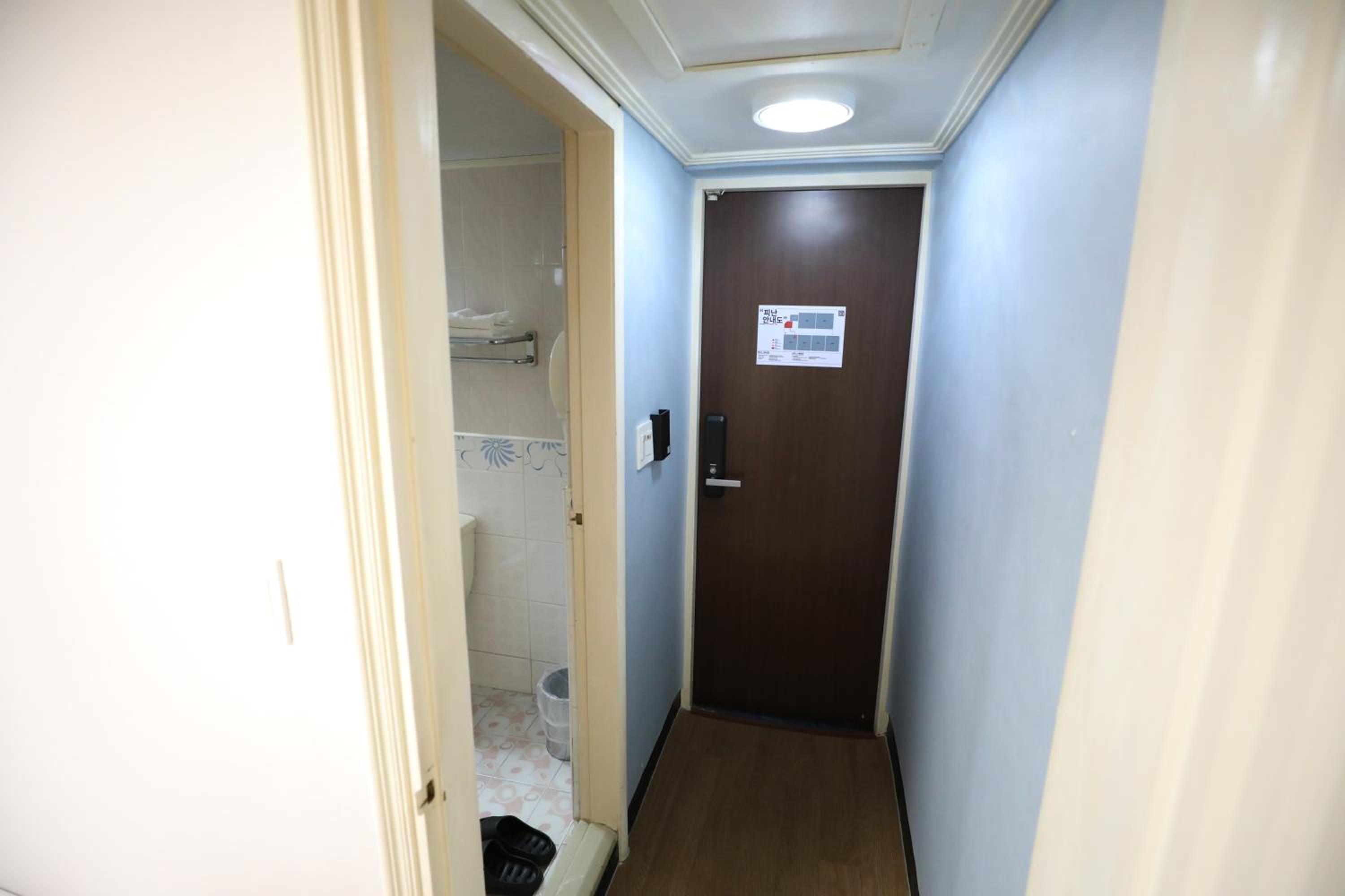 Twin Room With Private Bathroom - Photo 5