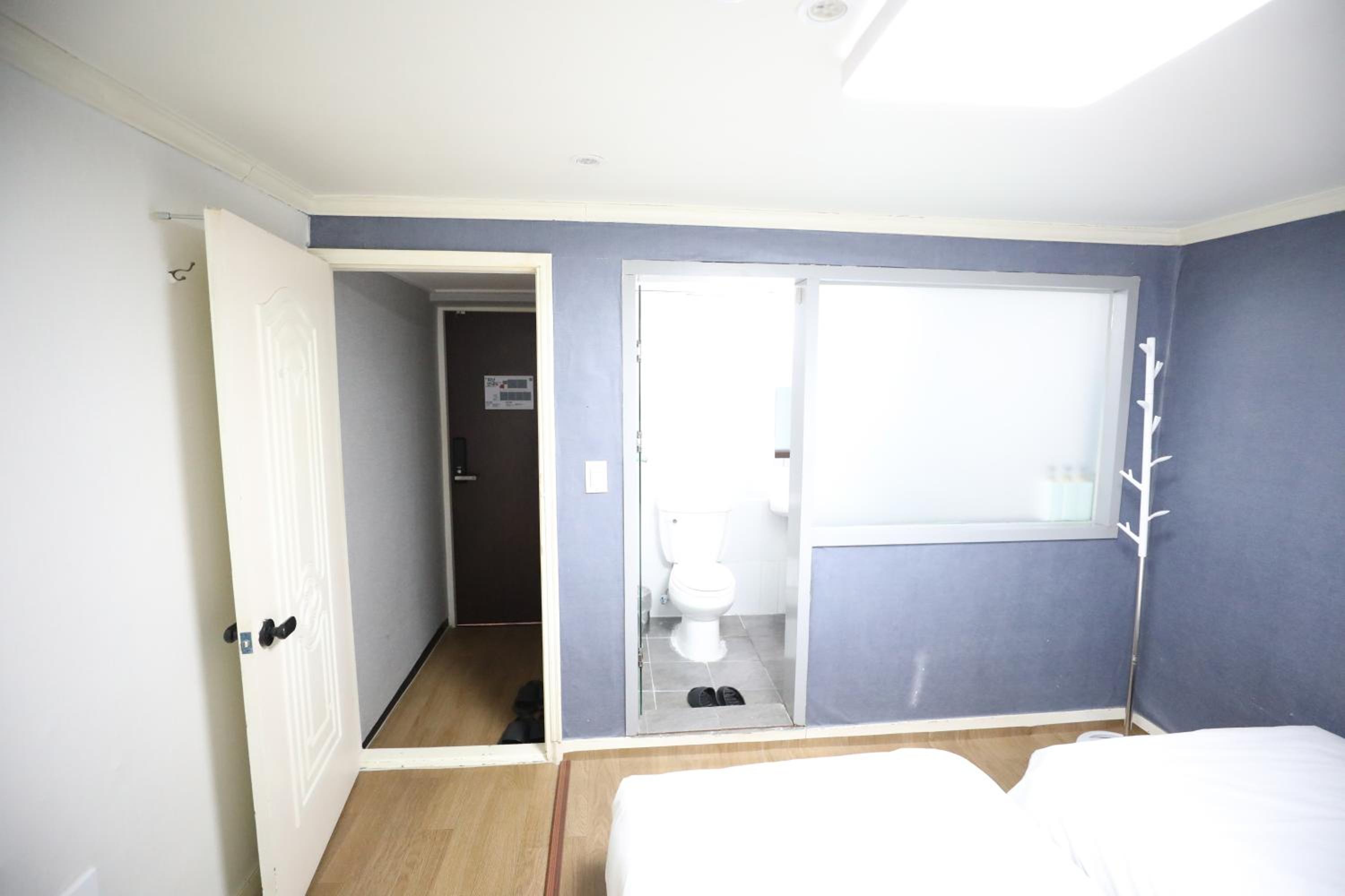 Twin Room With Private Bathroom - Photo 11