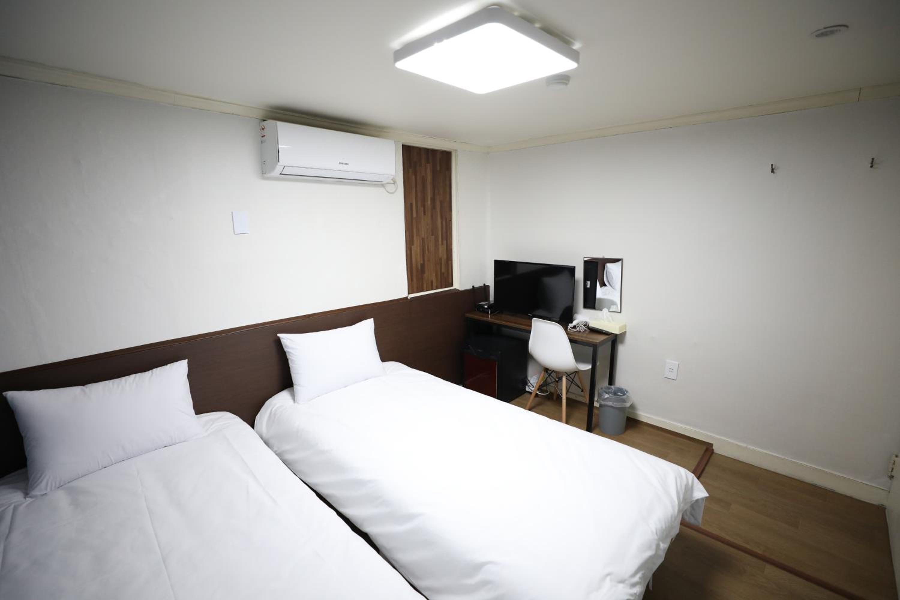 Twin Room With Private Bathroom - Photo 10