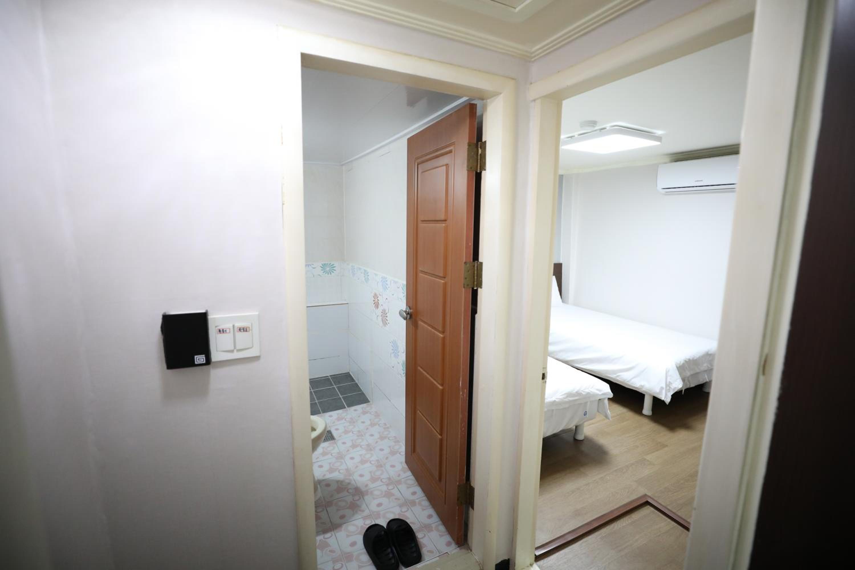 Twin Room With Private Bathroom - Photo 9