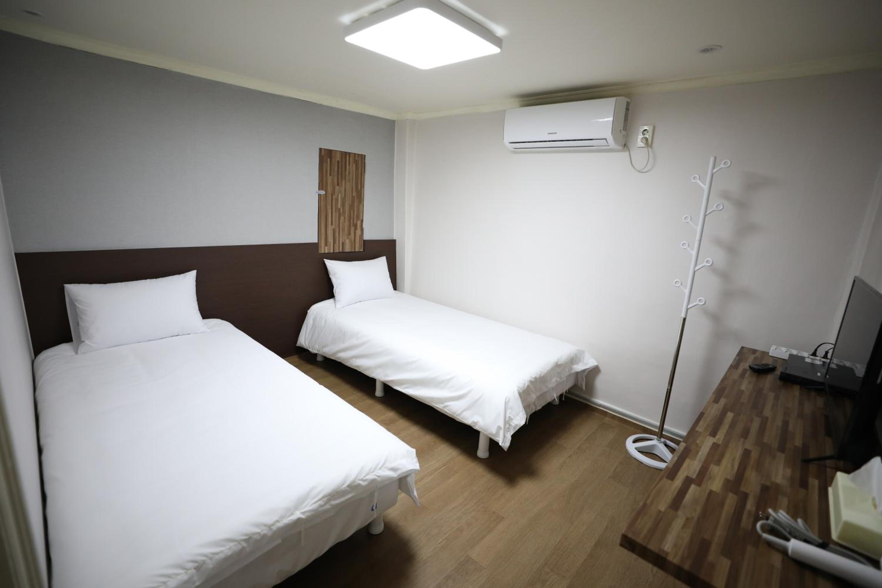 Twin Room With Private Bathroom - Photo 2
