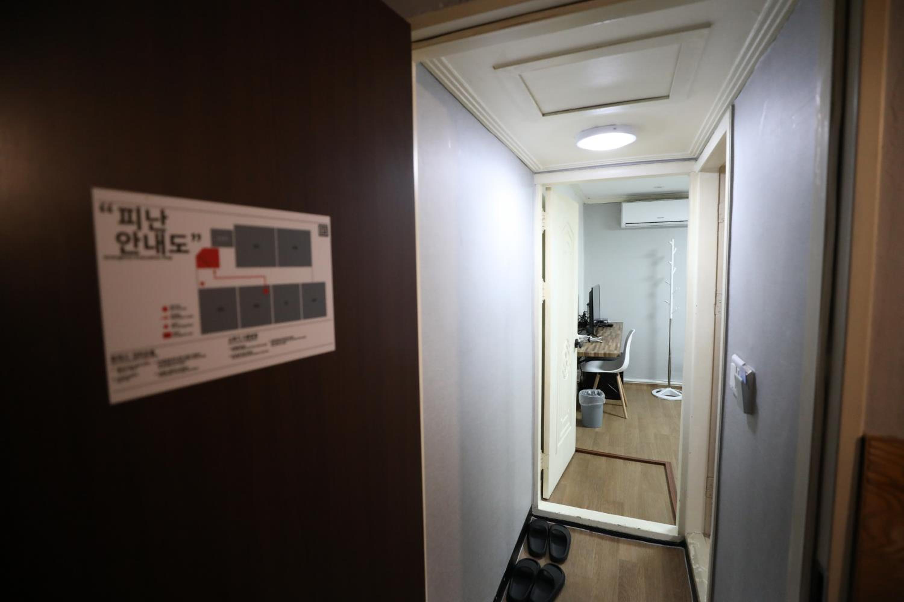 Twin Room With Private Bathroom - Photo 8
