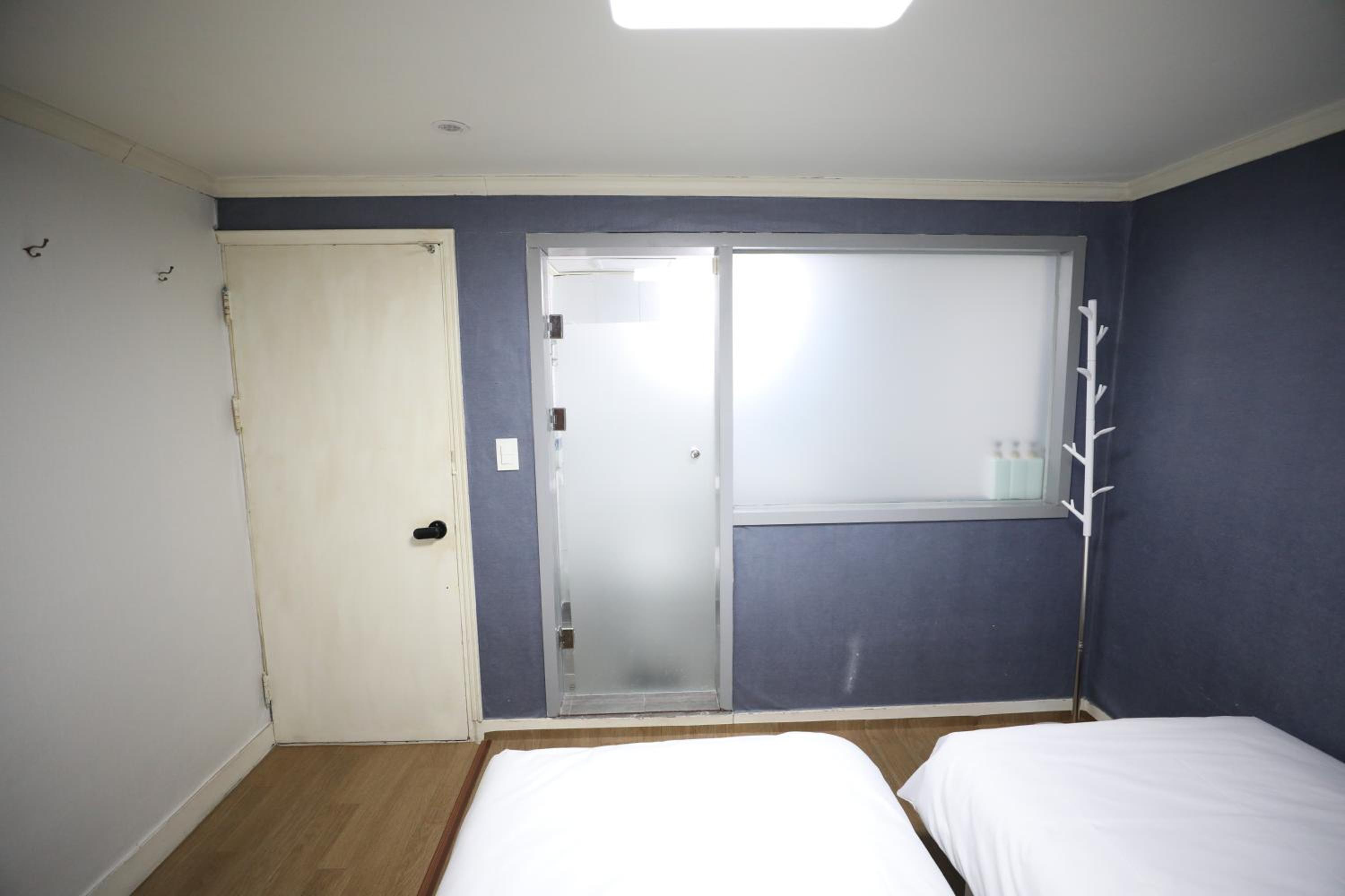 Twin Room With Private Bathroom - Photo 7