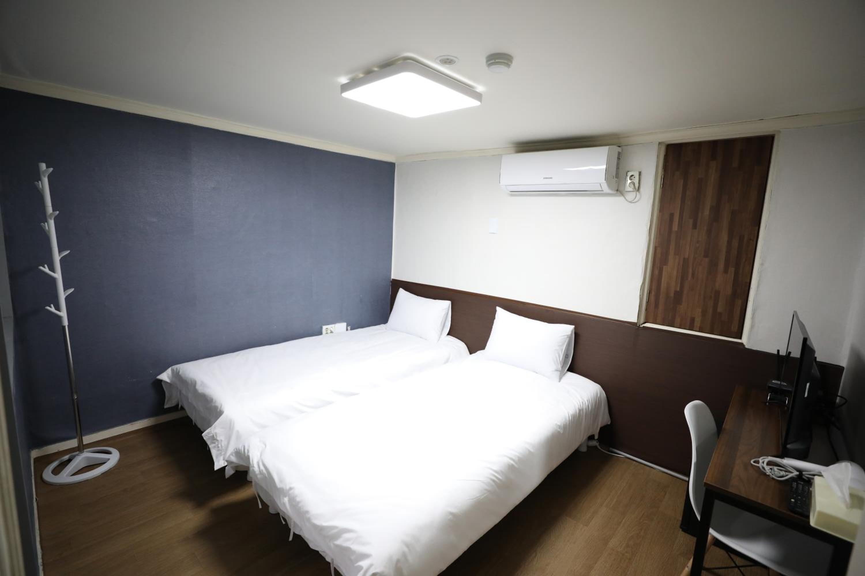 Twin Room With Private Bathroom - Photo 1