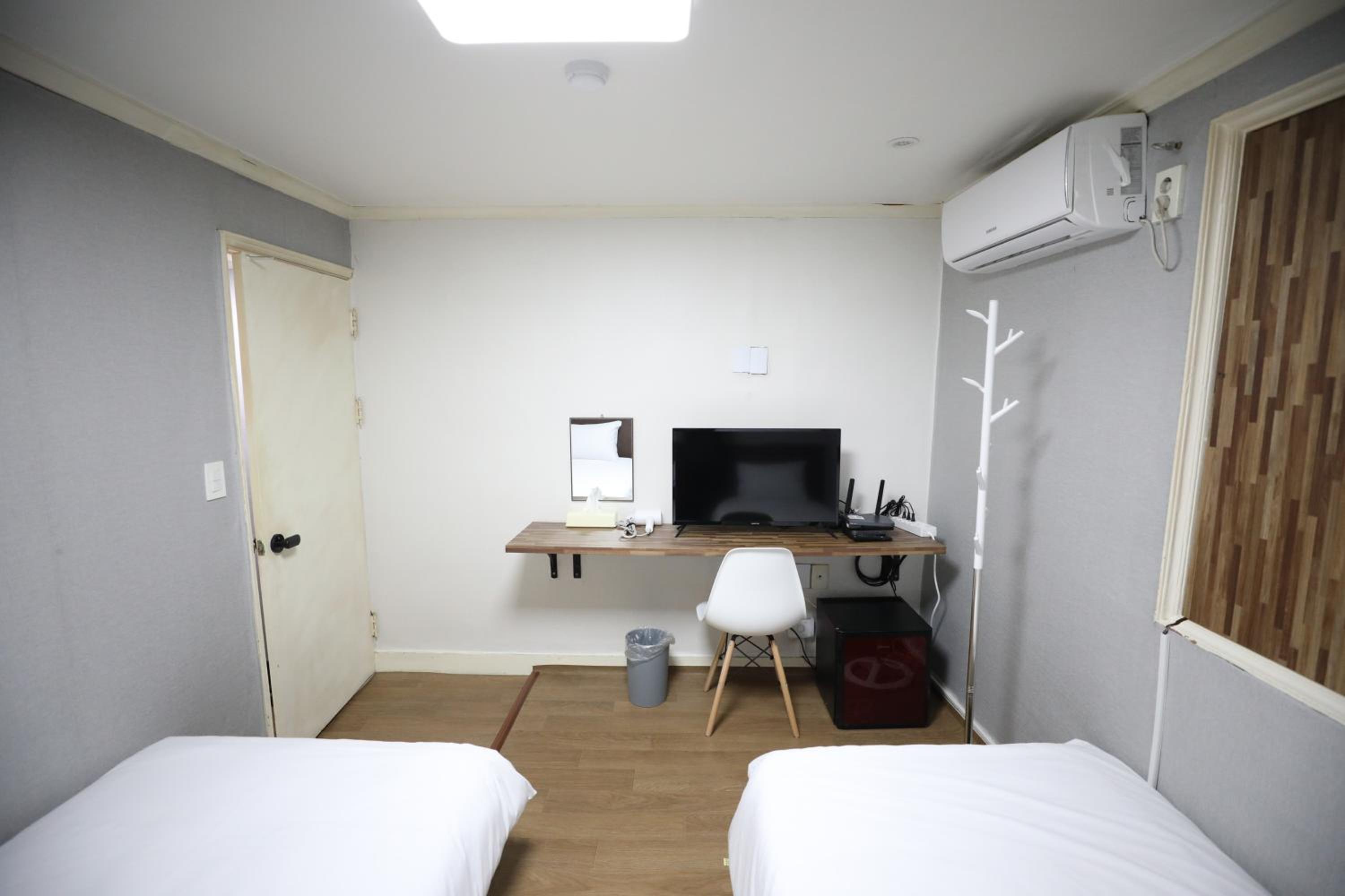 Twin Room With Private Bathroom - Photo 16