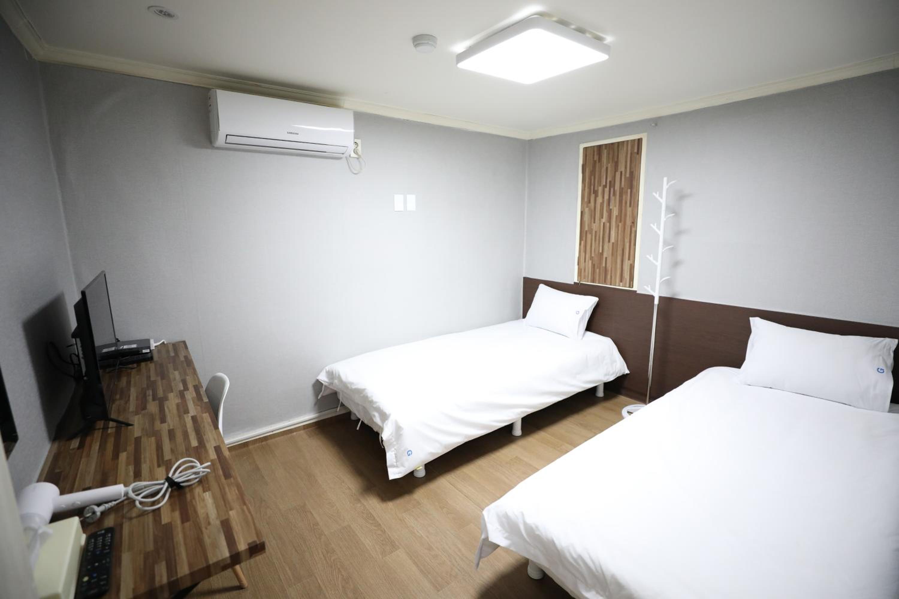 Twin Room With Private Bathroom - Photo 13