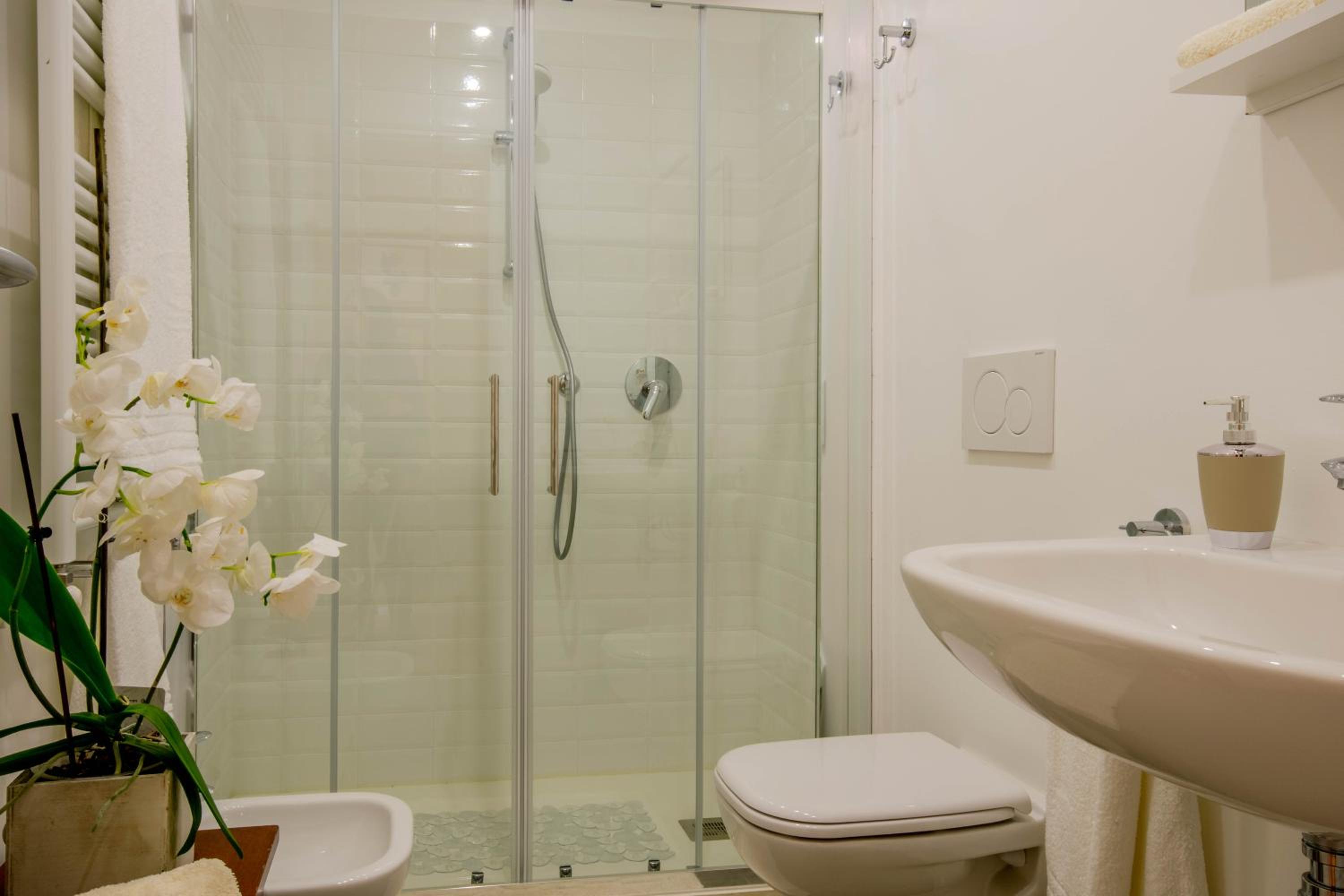 Double or Twin Room with Private Bathroom - Photo 3
