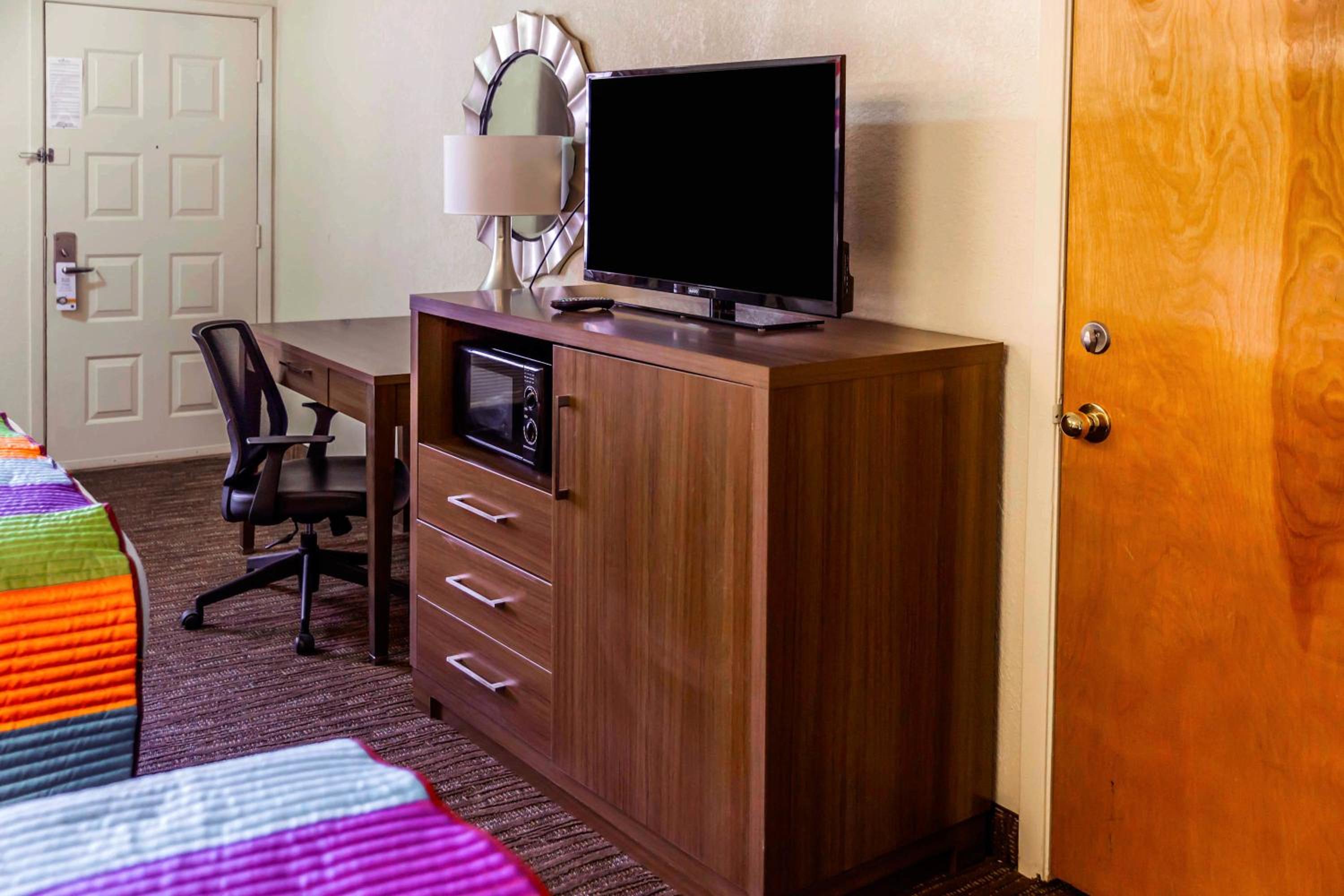 King Room - Non-Smoking - Photo 6