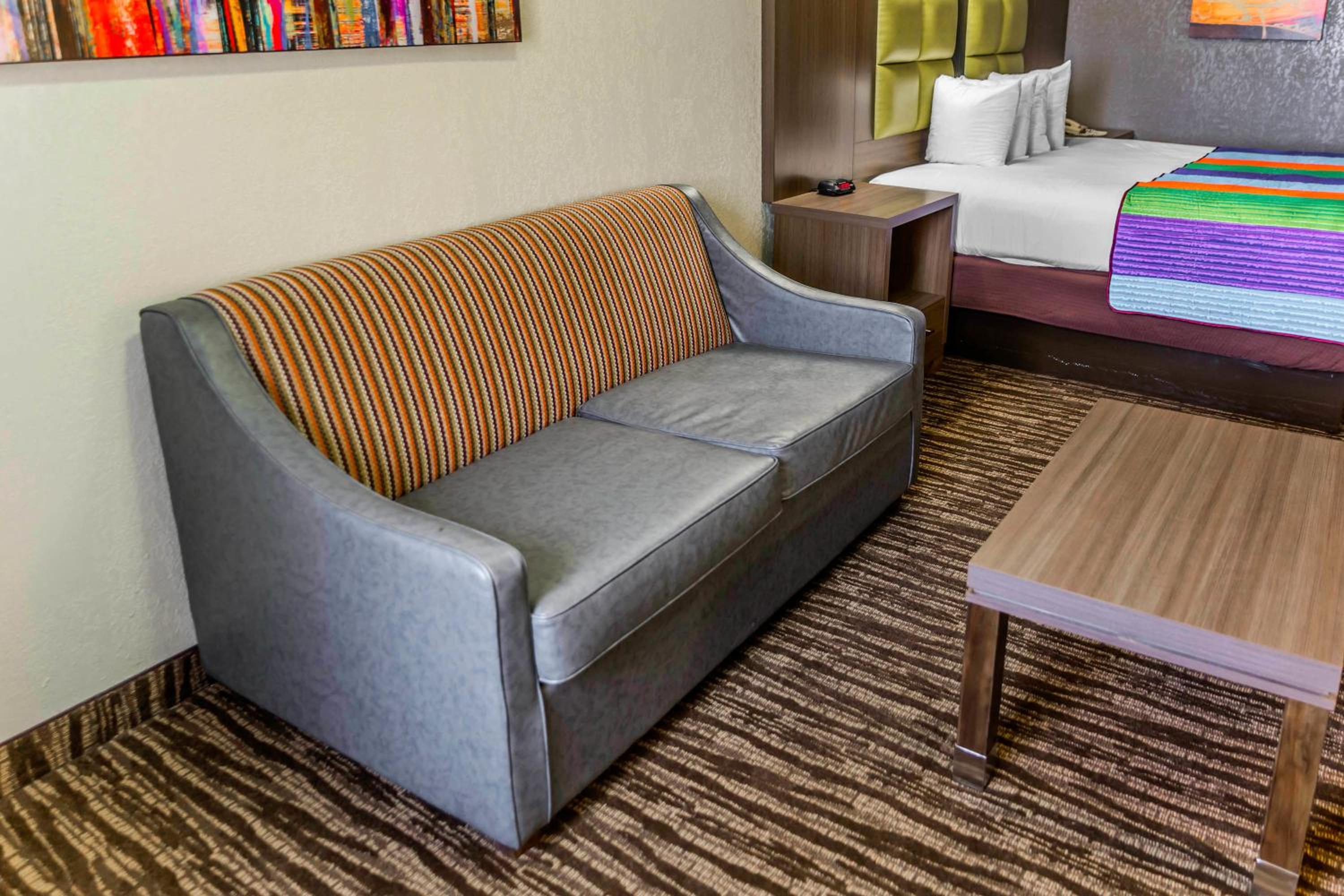 King Room - Non-Smoking - Photo 7