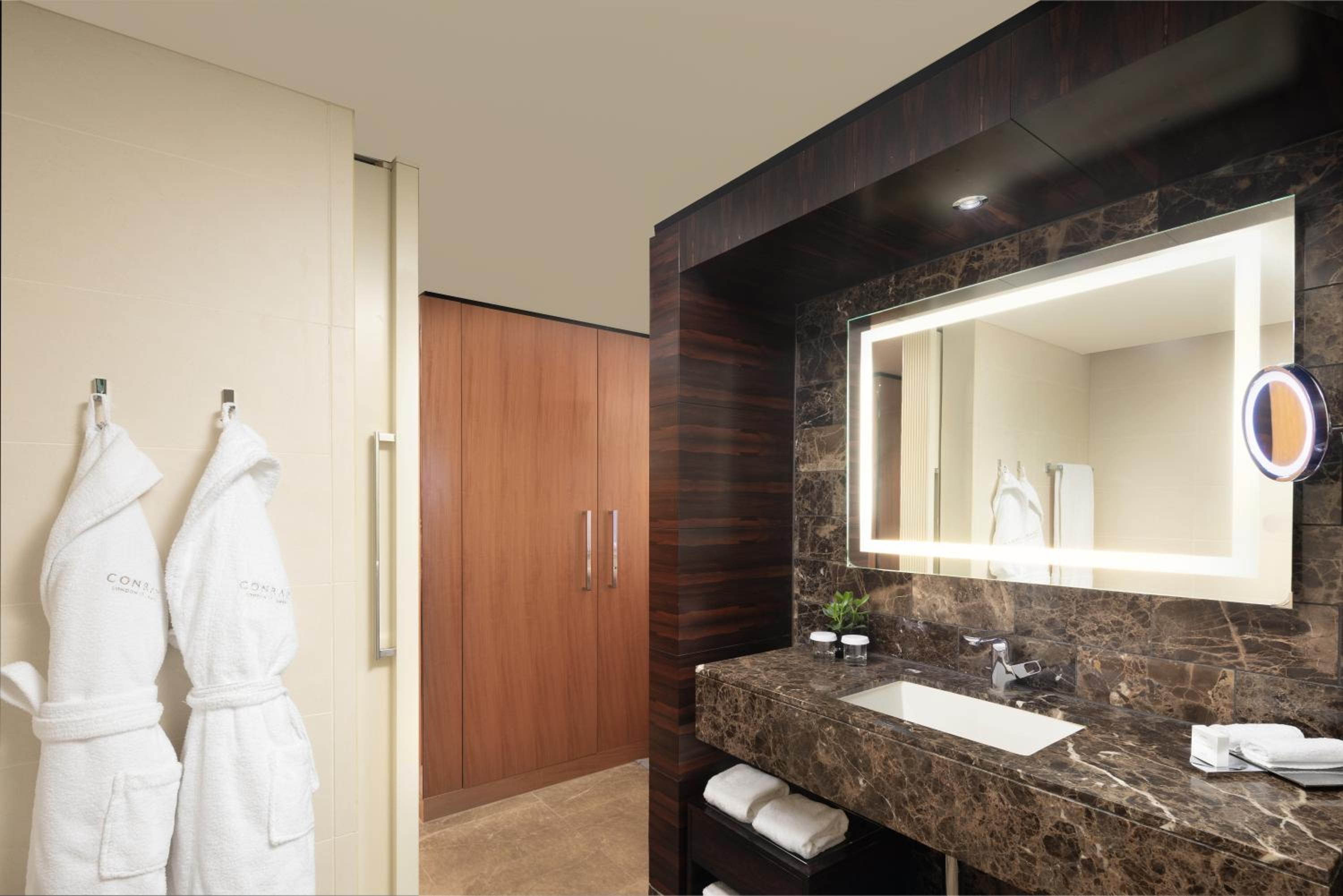 Superior Twin Room thumbnail 5