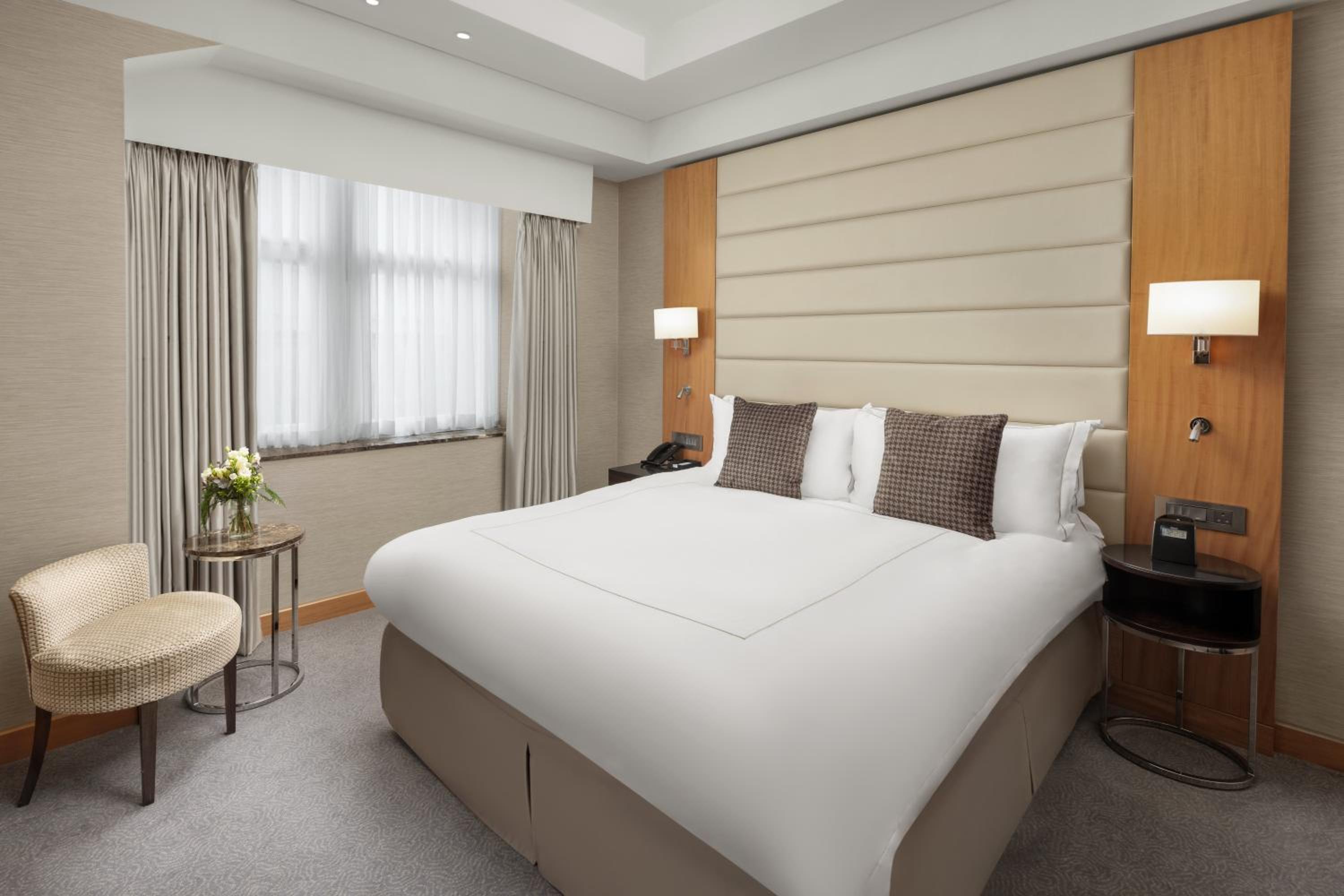 Deluxe King Room thumbnail 6
