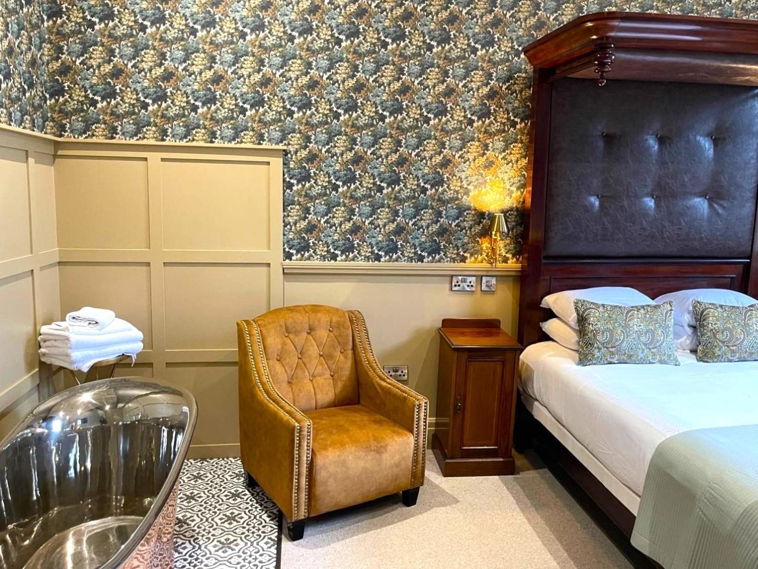 Luxury Four-Poster Room - Photo 7