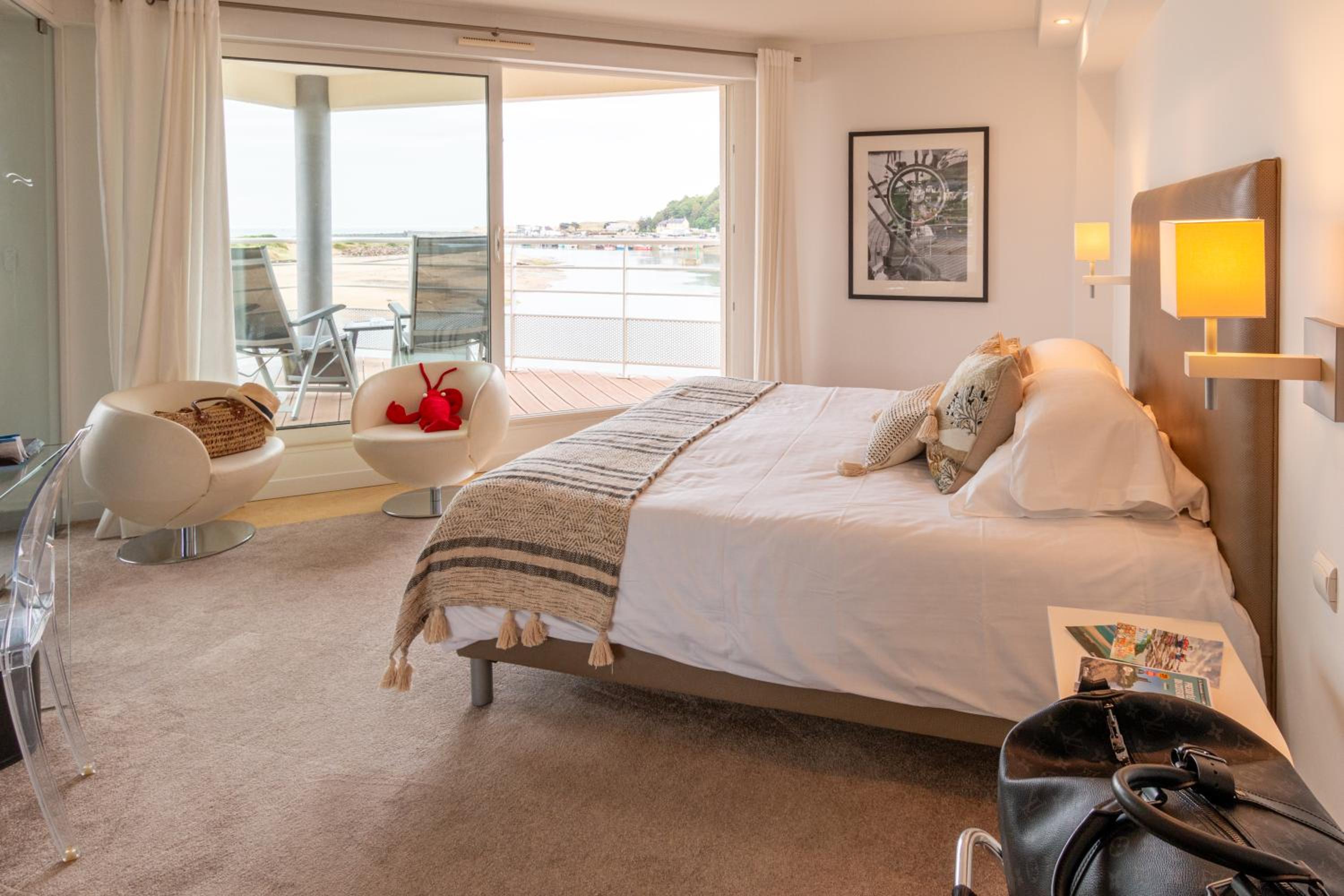Double or Twin Room with Terrace and Sea View photo 2
