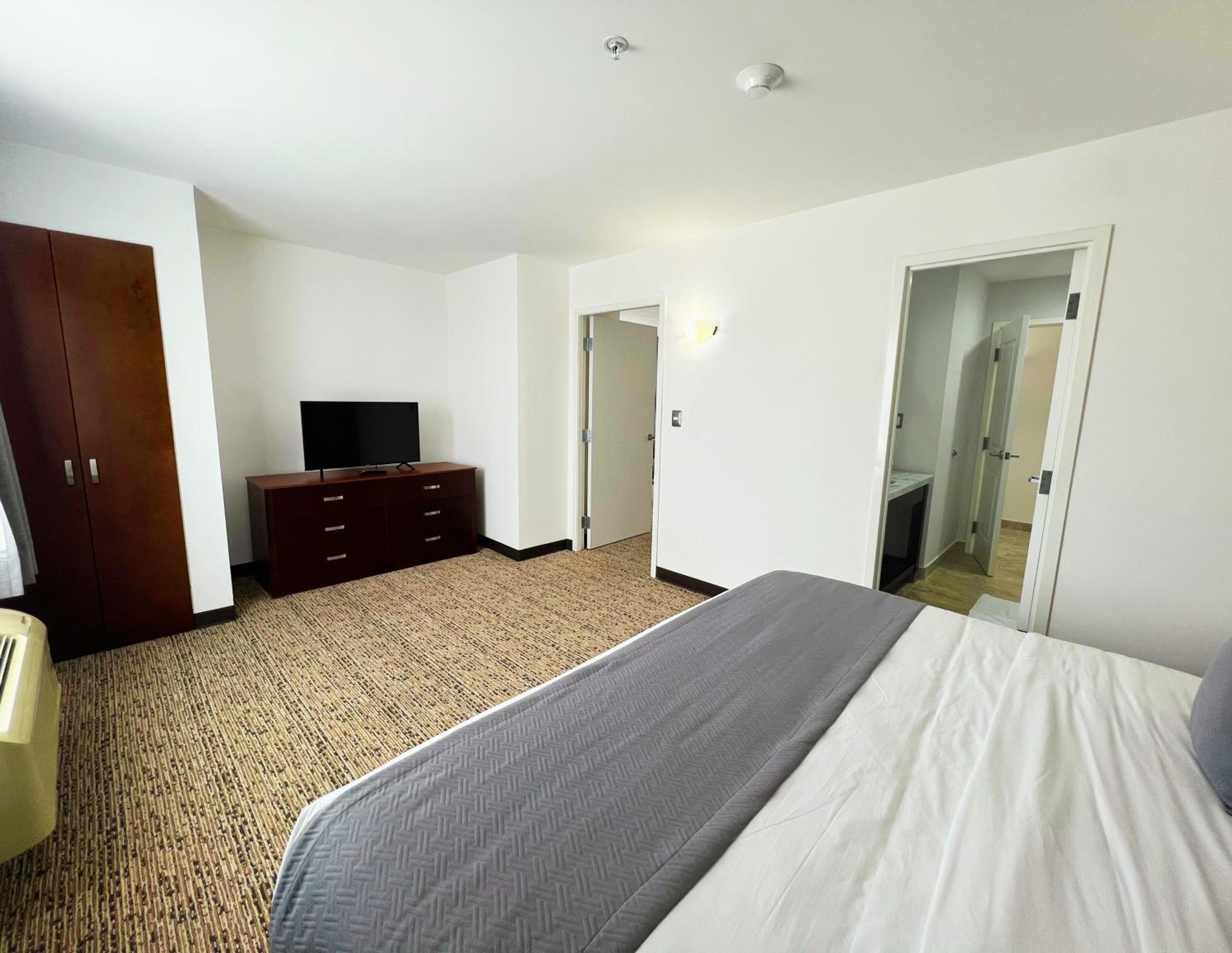 King Suite - Non-Smoking - Photo 13