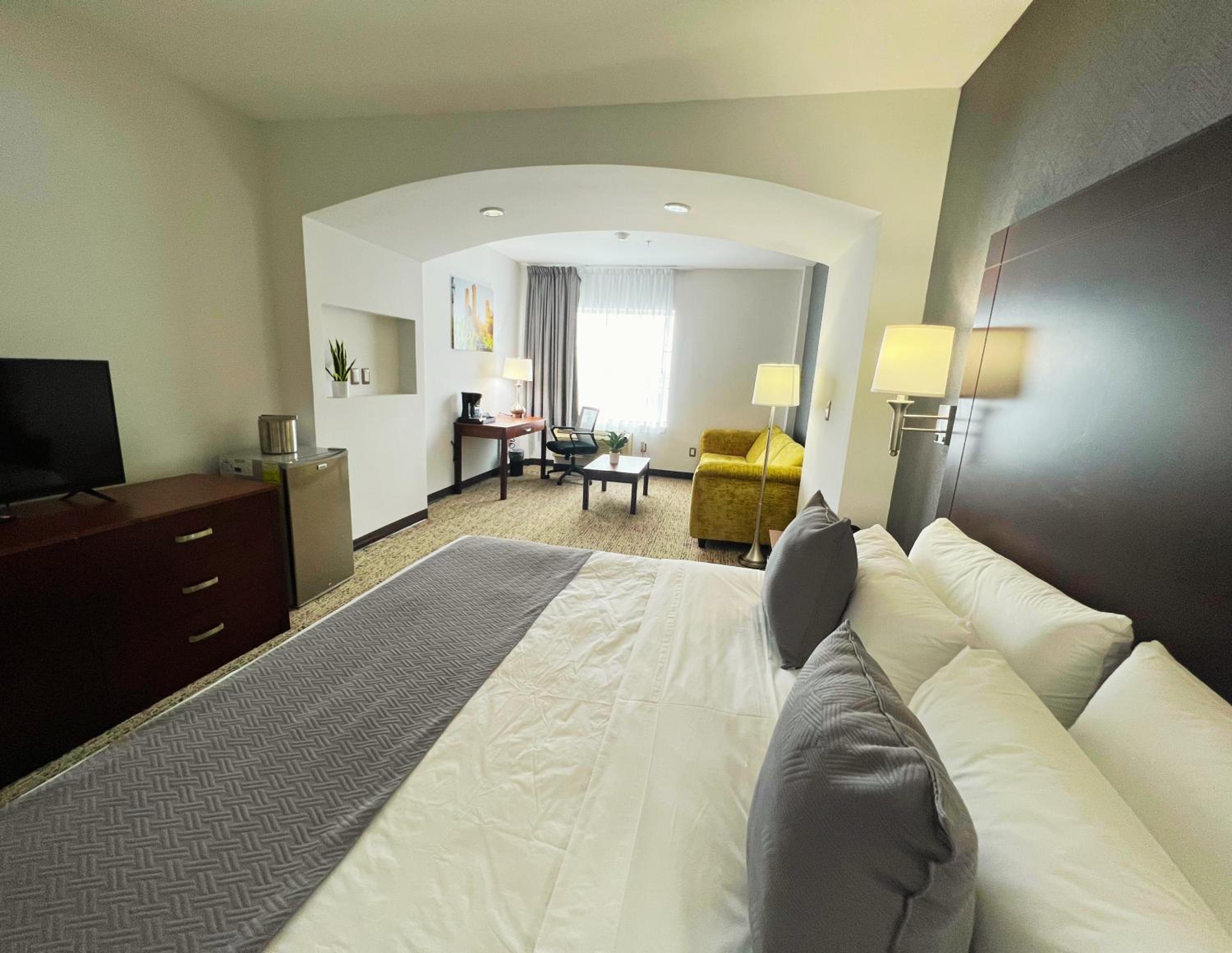 Junior King Suite - Non-Smoking - Photo 4