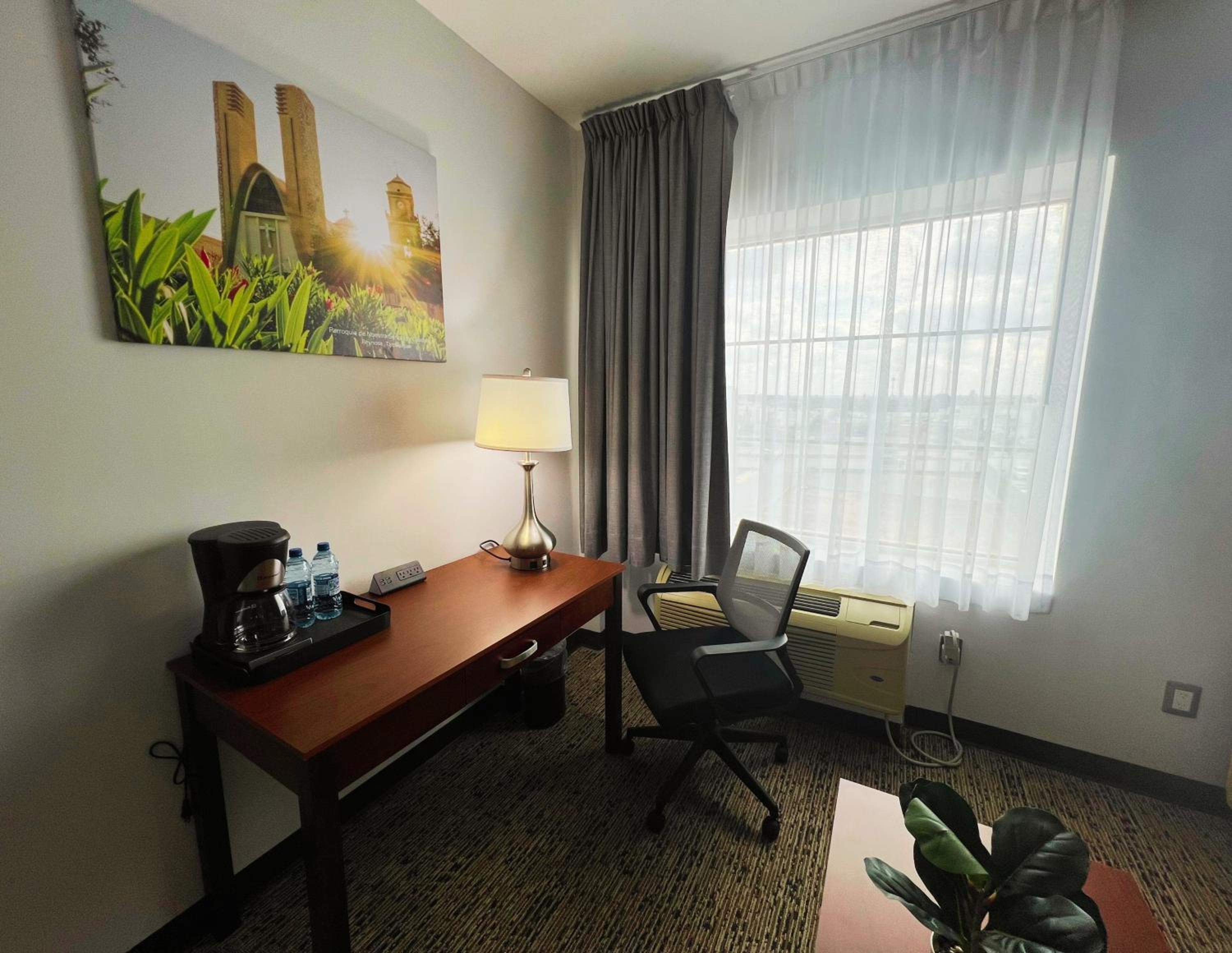 King Suite - Non-Smoking - Photo 12