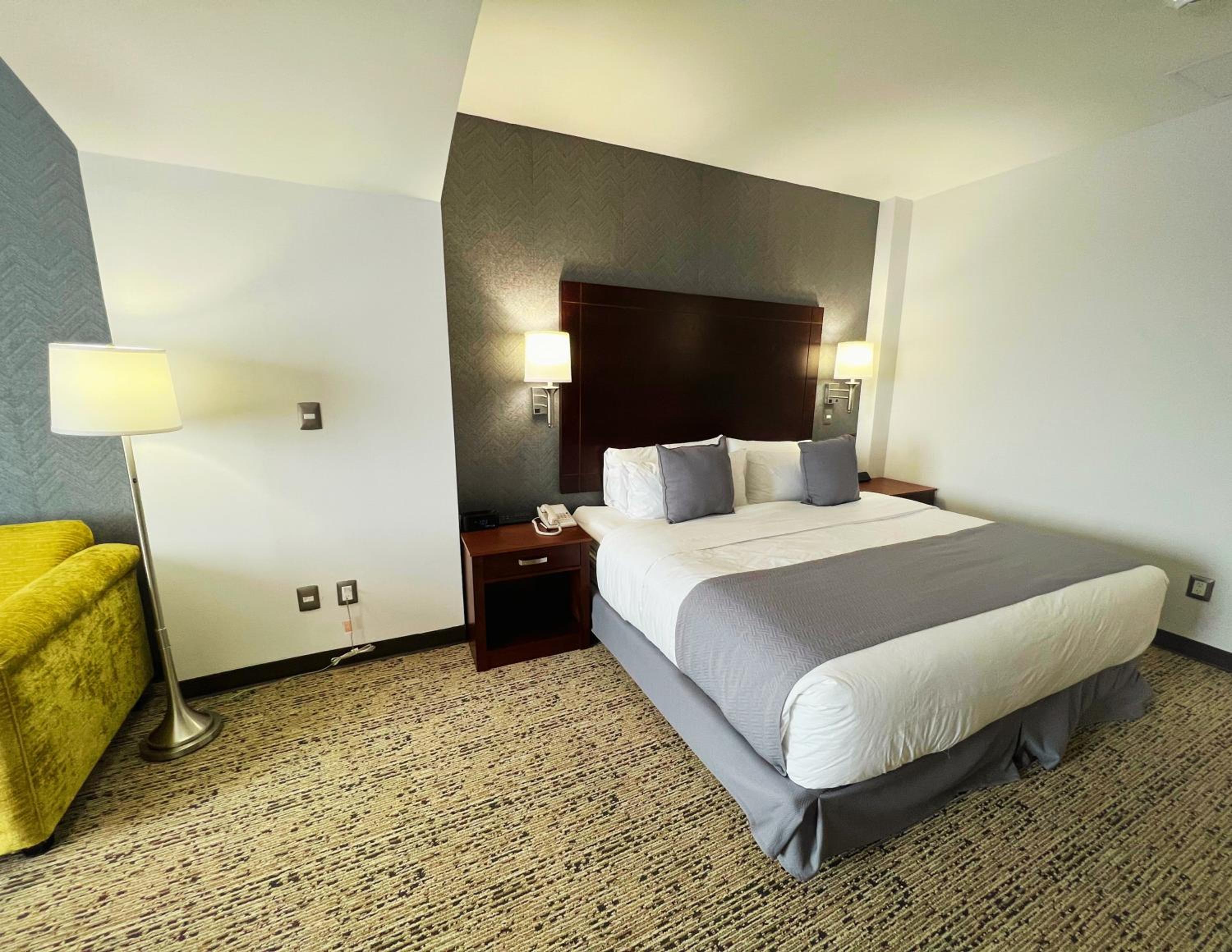 Junior King Suite - Non-Smoking - Photo 3