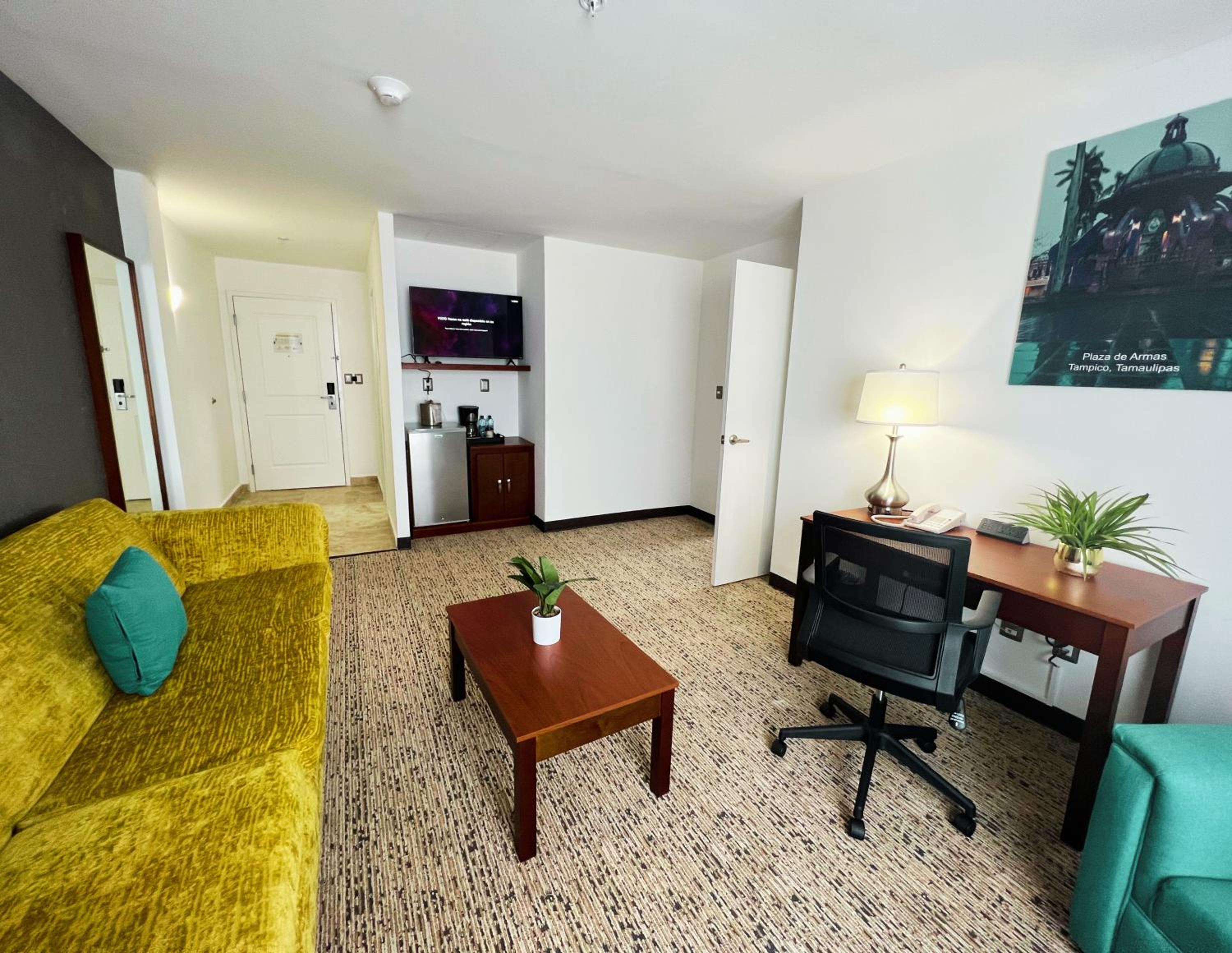 King Suite - Non-Smoking - Photo 11