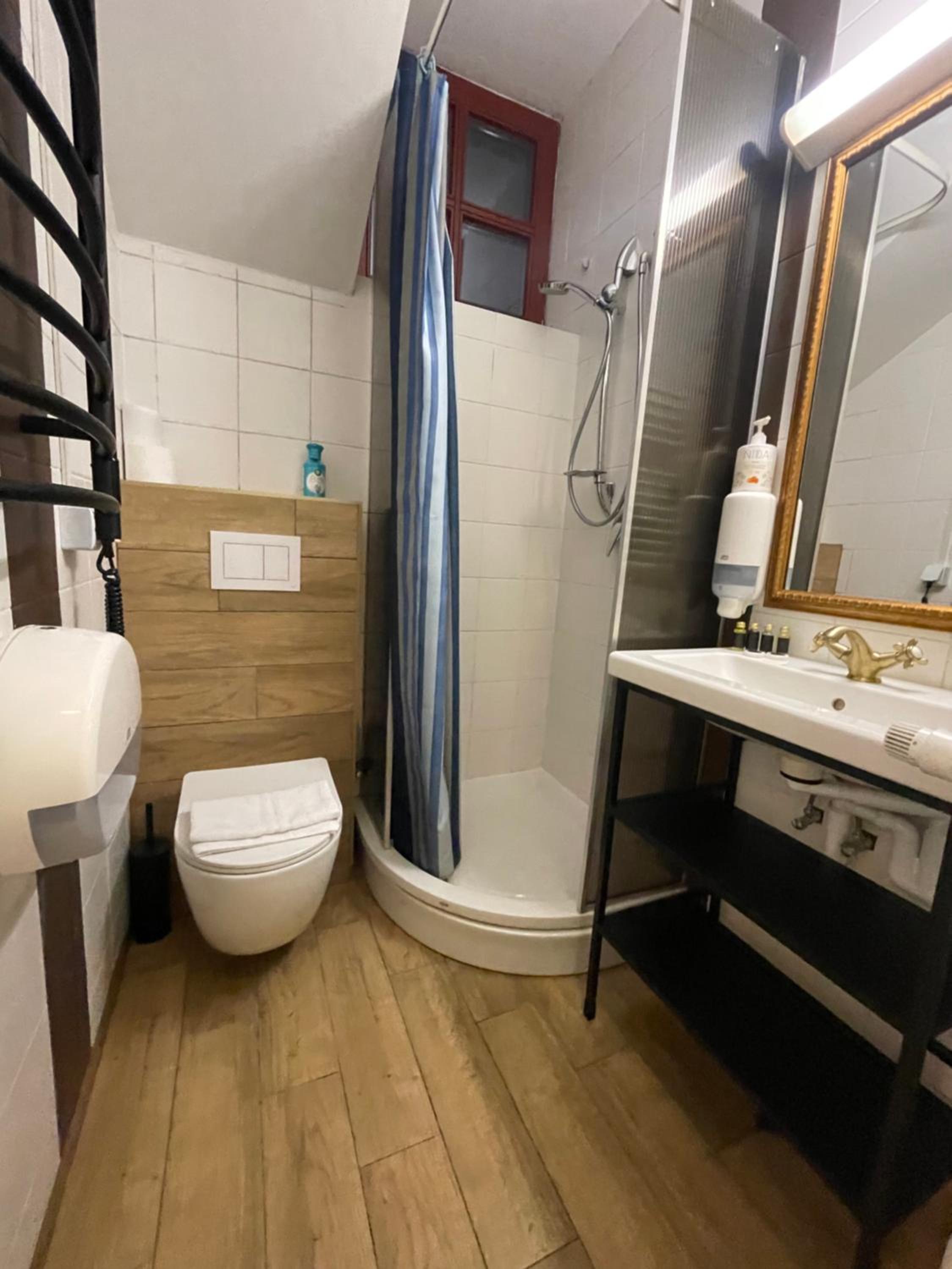 Standard Double Room - Photo 13