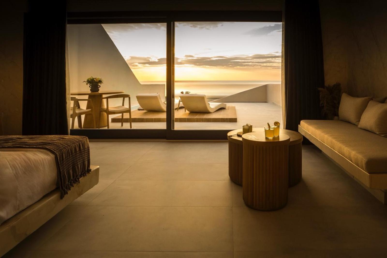 Junior Suite with Sea View and Private Heated Pool - Photo 14